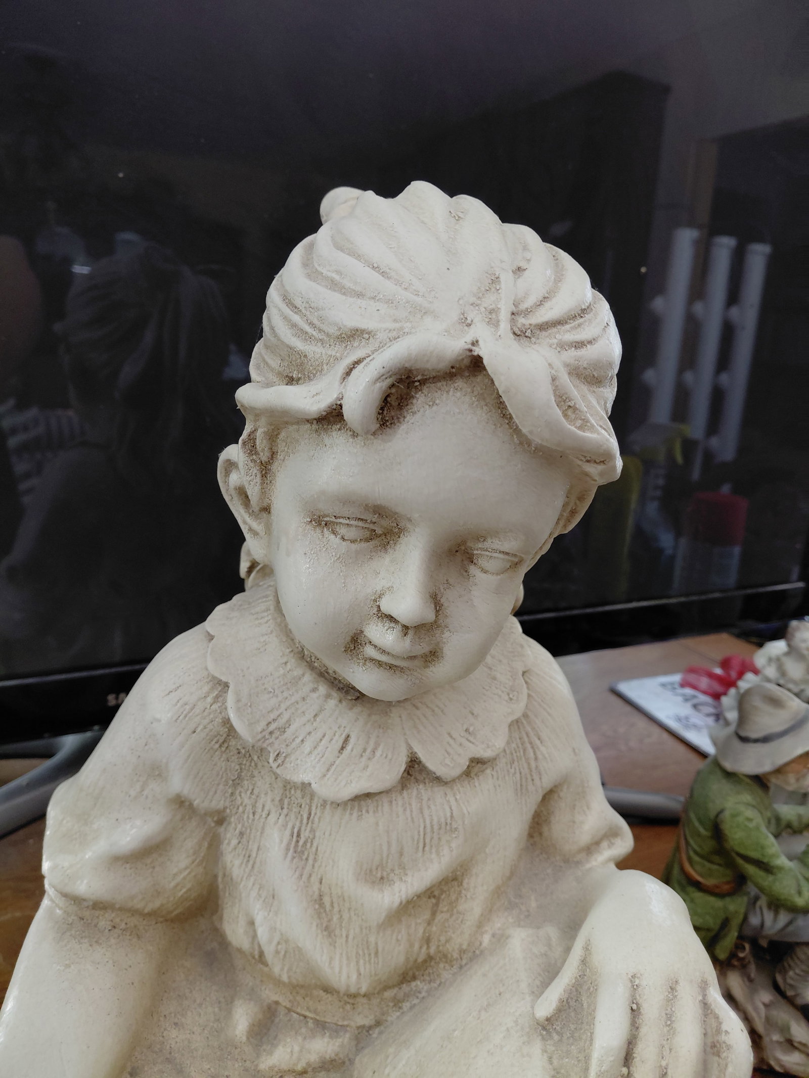 Girl Reading Statue / Ceramic - 3