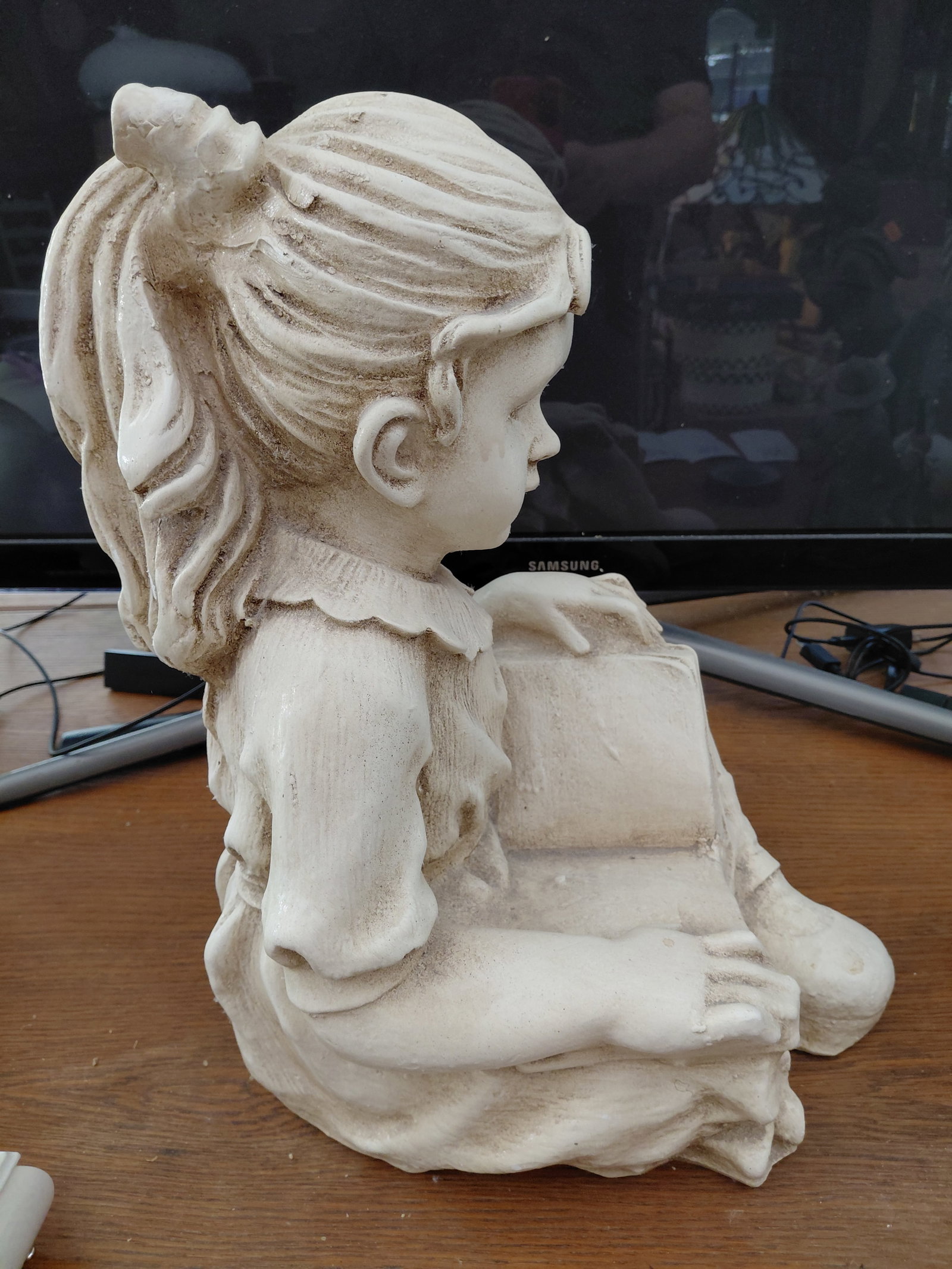 Girl Reading Statue / Ceramic - 6
