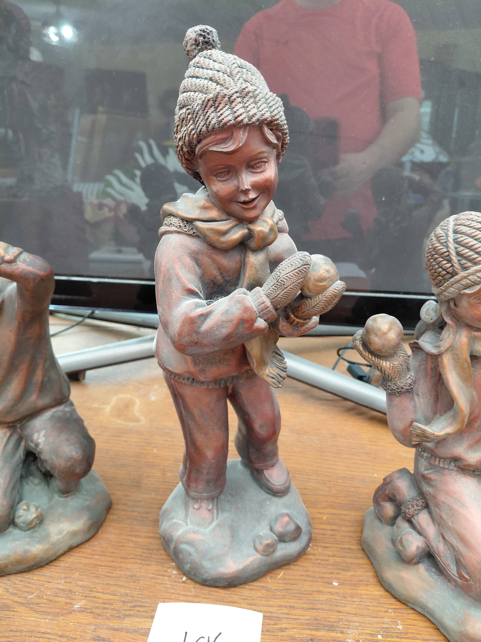 Lot of 3 Resin Children statues - 4