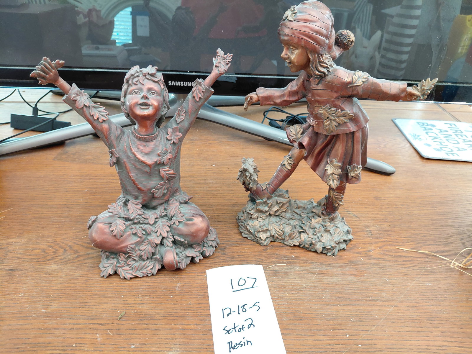 Lot of 2 Resin Children statues - 2