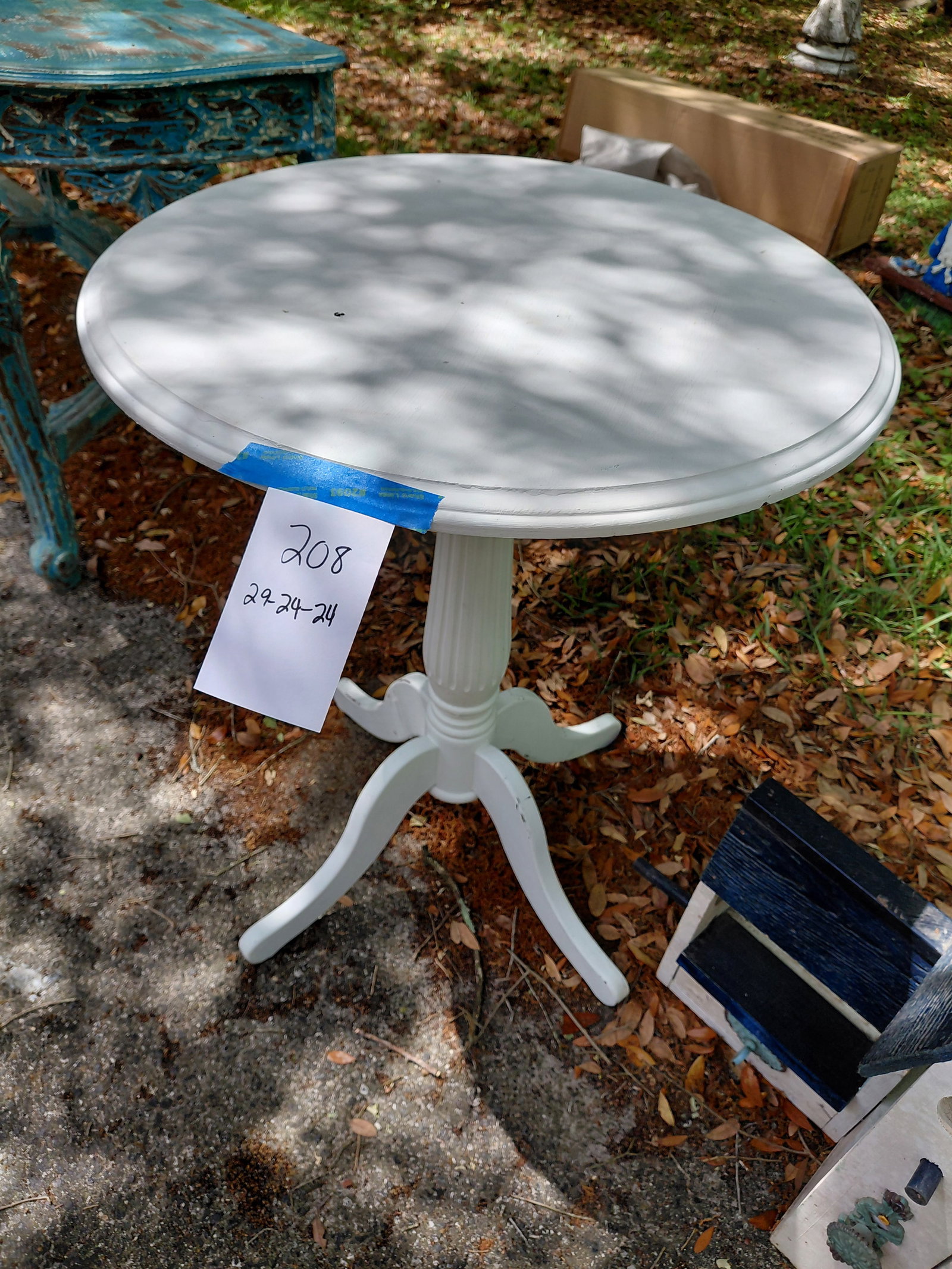 White Round Pedestal Table: White Round Pedestal Table