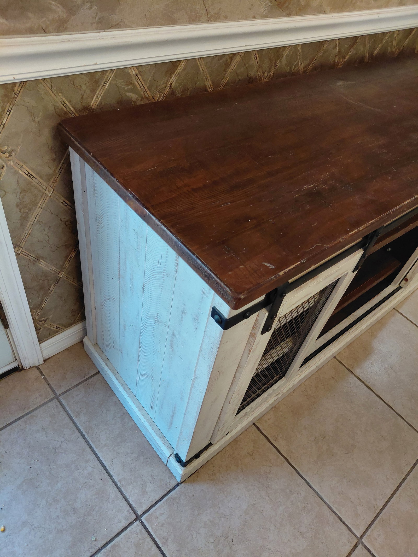 Large Country Farmhouse Cinsole with Barndoor Style Doors - 6