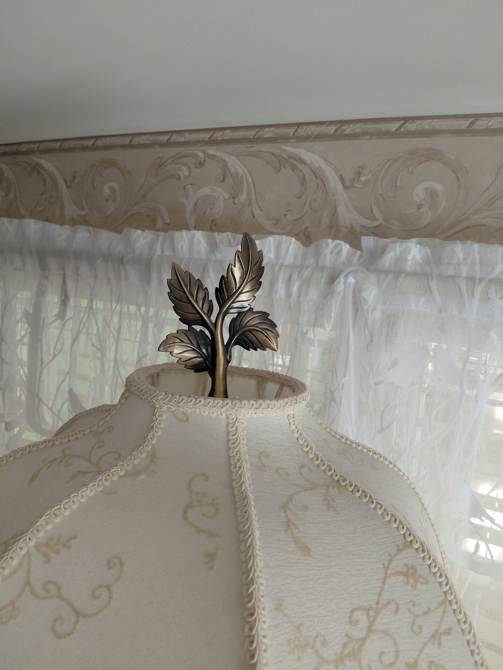 Large Decorative Lamp with Large Resin Statue and ornate shade - 7