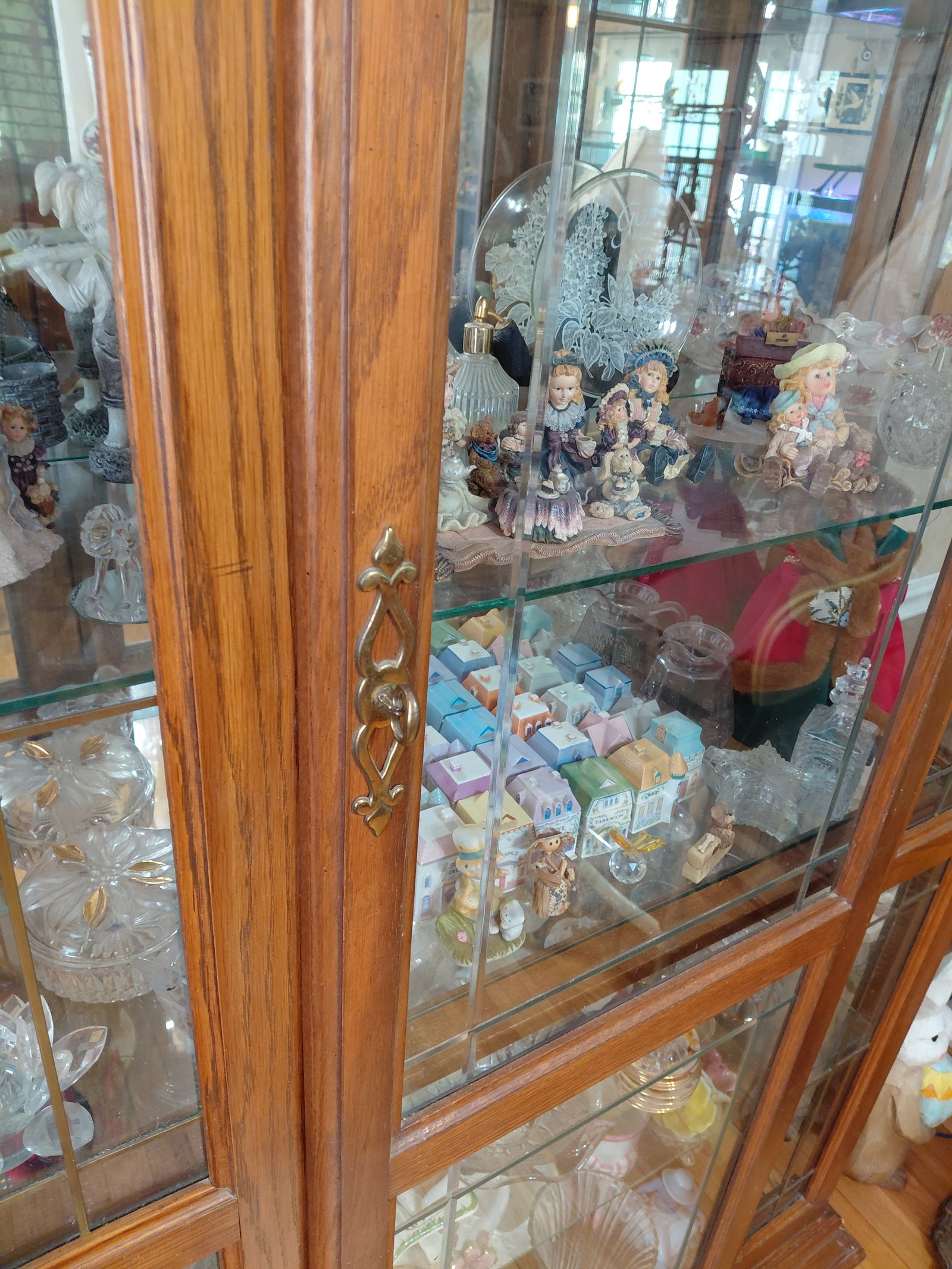 Large Showcase / contents not included - 3