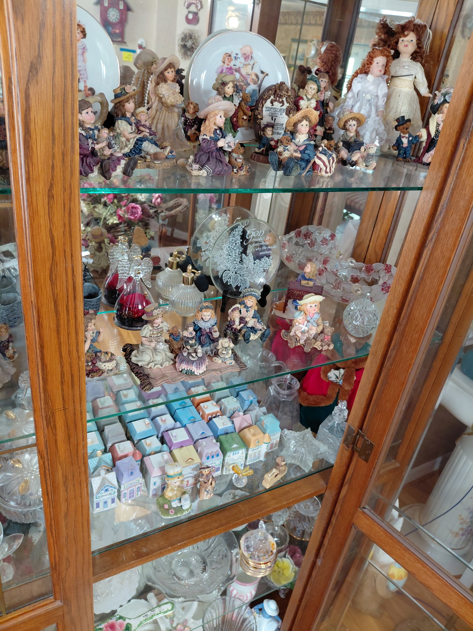 Large Showcase / contents not included - 8