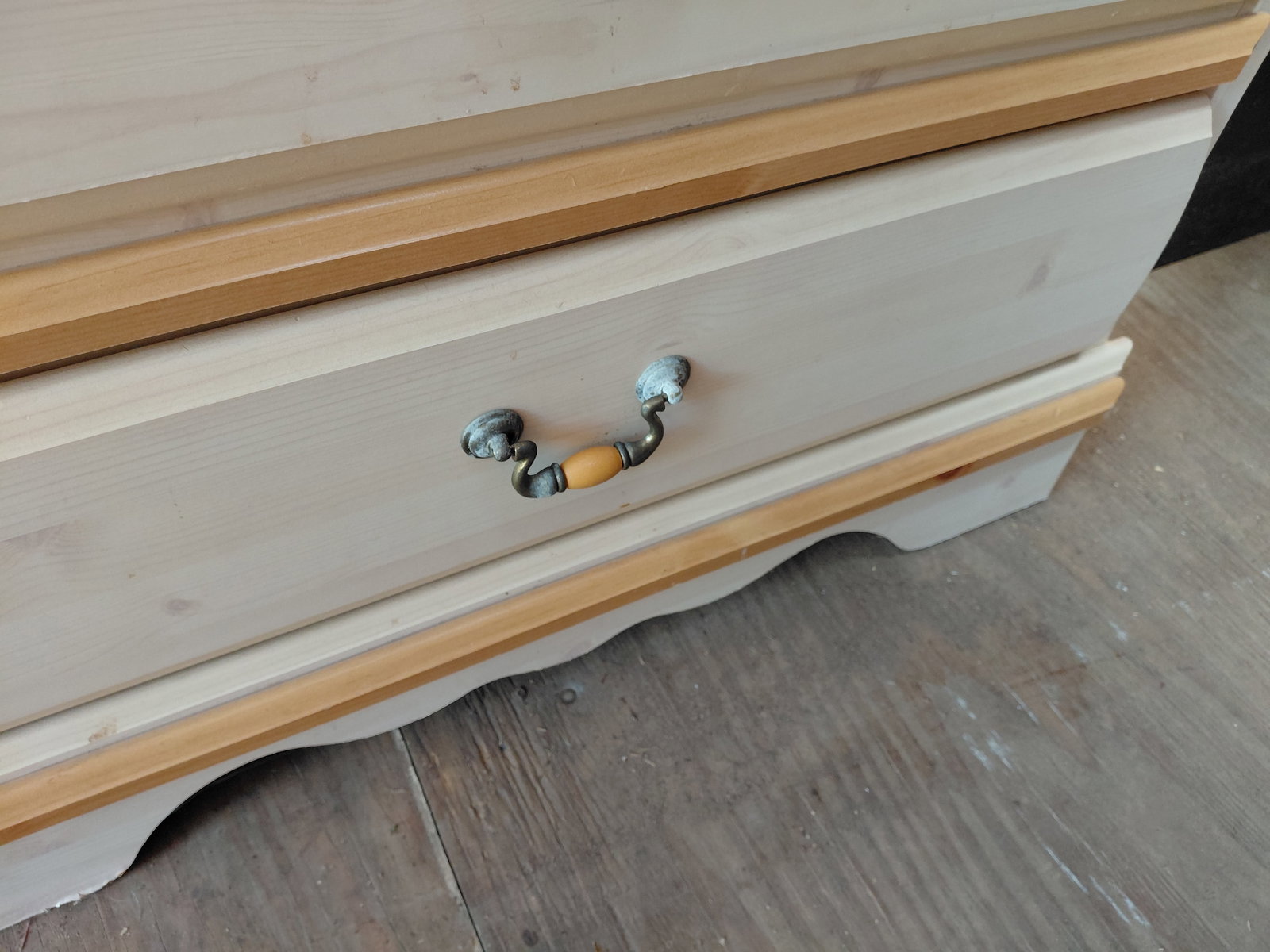 Kathy Ireland Home Chest of Drawers / condition issues as seen - 9