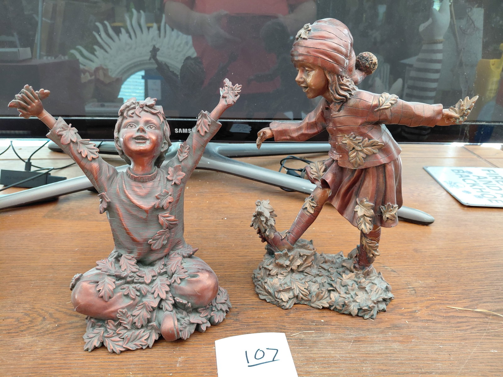 Lot of 2 Resin Children statues: Lot of 2 Resin Children statues