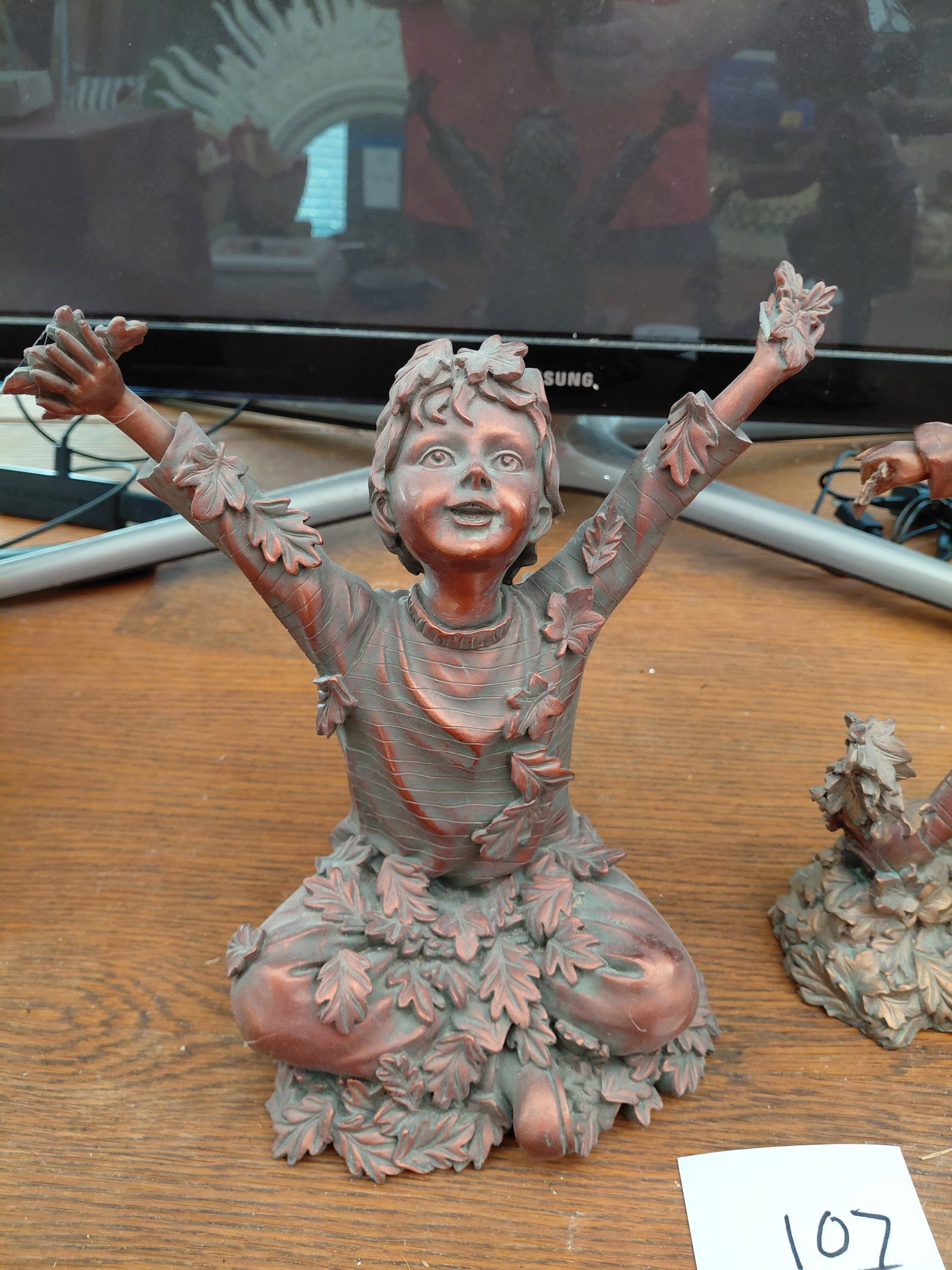 Lot of 2 Resin Children statues - 3