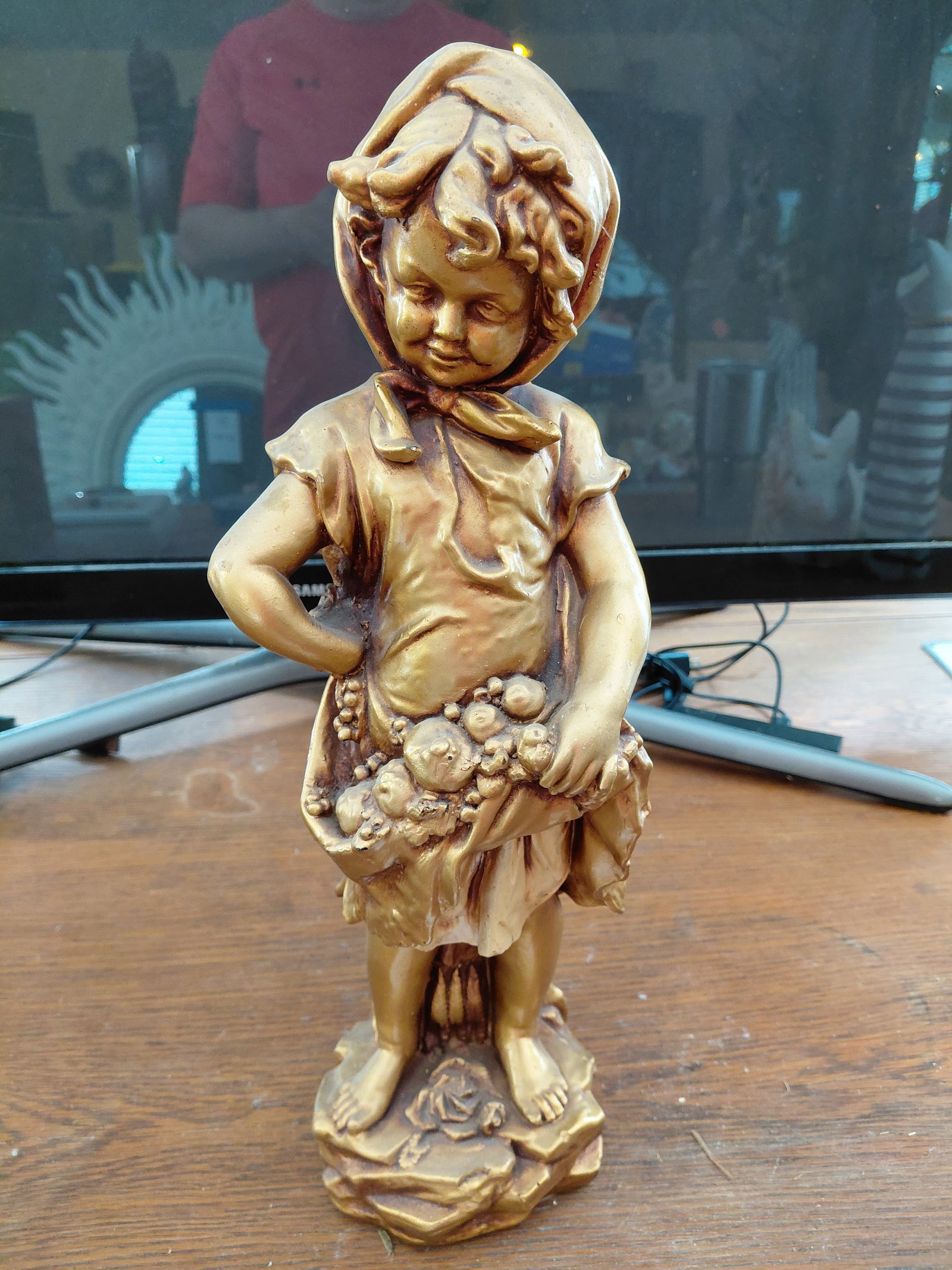 Ceramic Girl Statue: Ceramic Girl Statue
