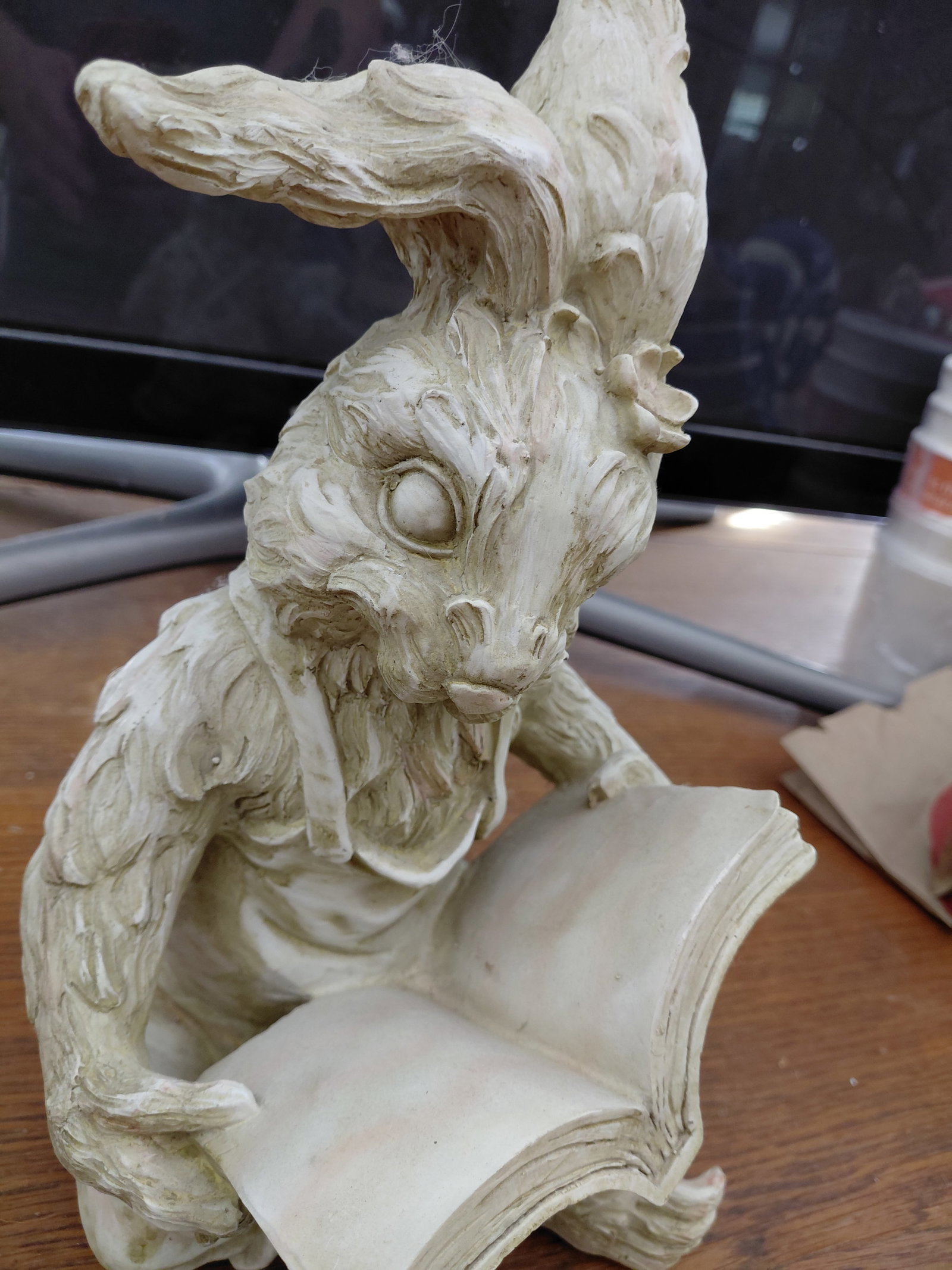 Resin Statue Rabbit Reading Book - 3