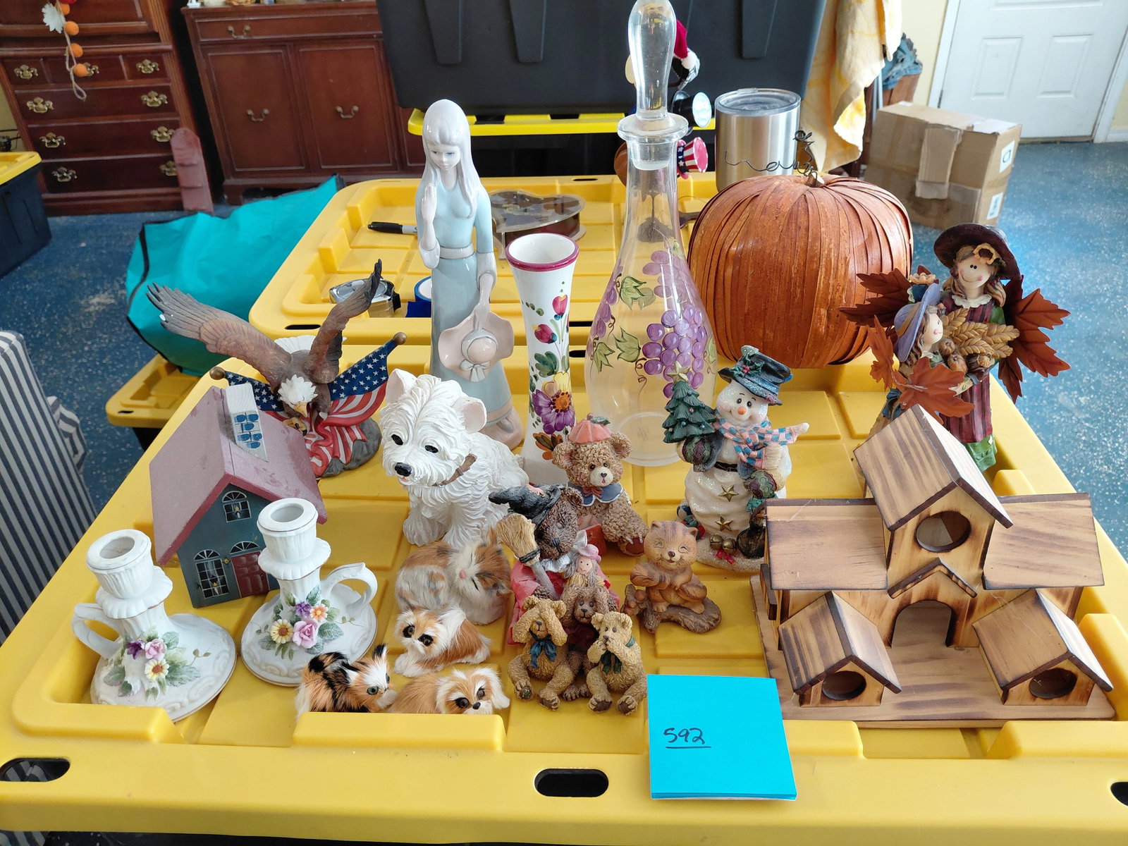 Large Mixed Lot of Decorative Items / As seen: Large Mixed Lot of Decorative Items / As seen
