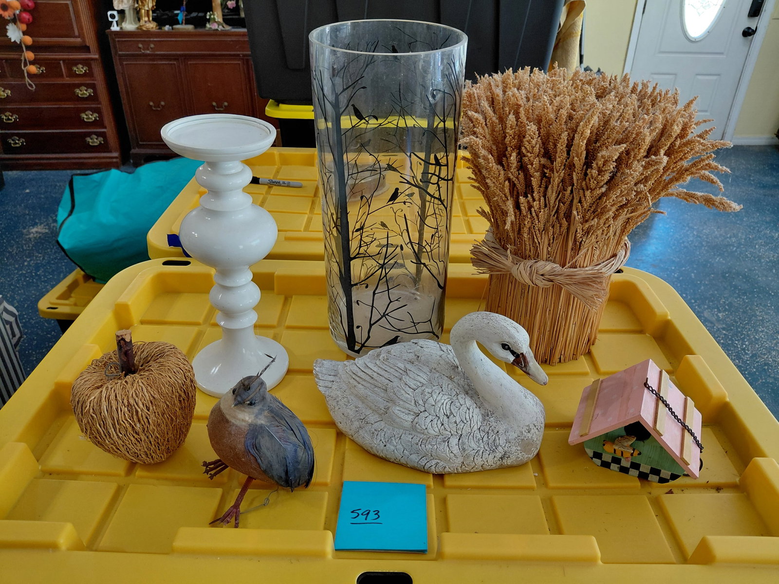 Large Mixed Lot of Decorative Items / As seen: Large Mixed Lot of Decorative Items / As seen