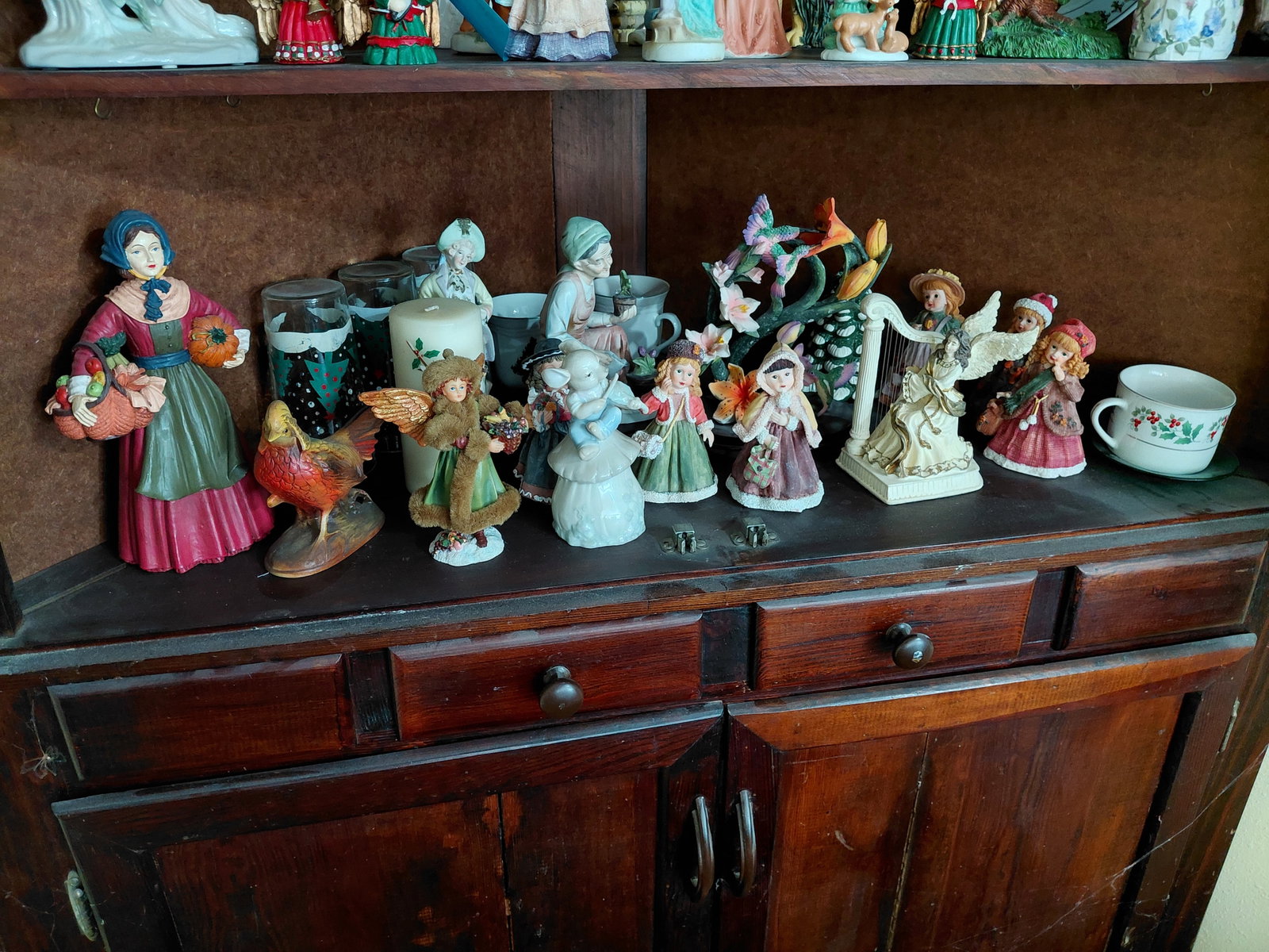 Lot of entire contents of this shelf: Lot of entire contents of this shelf