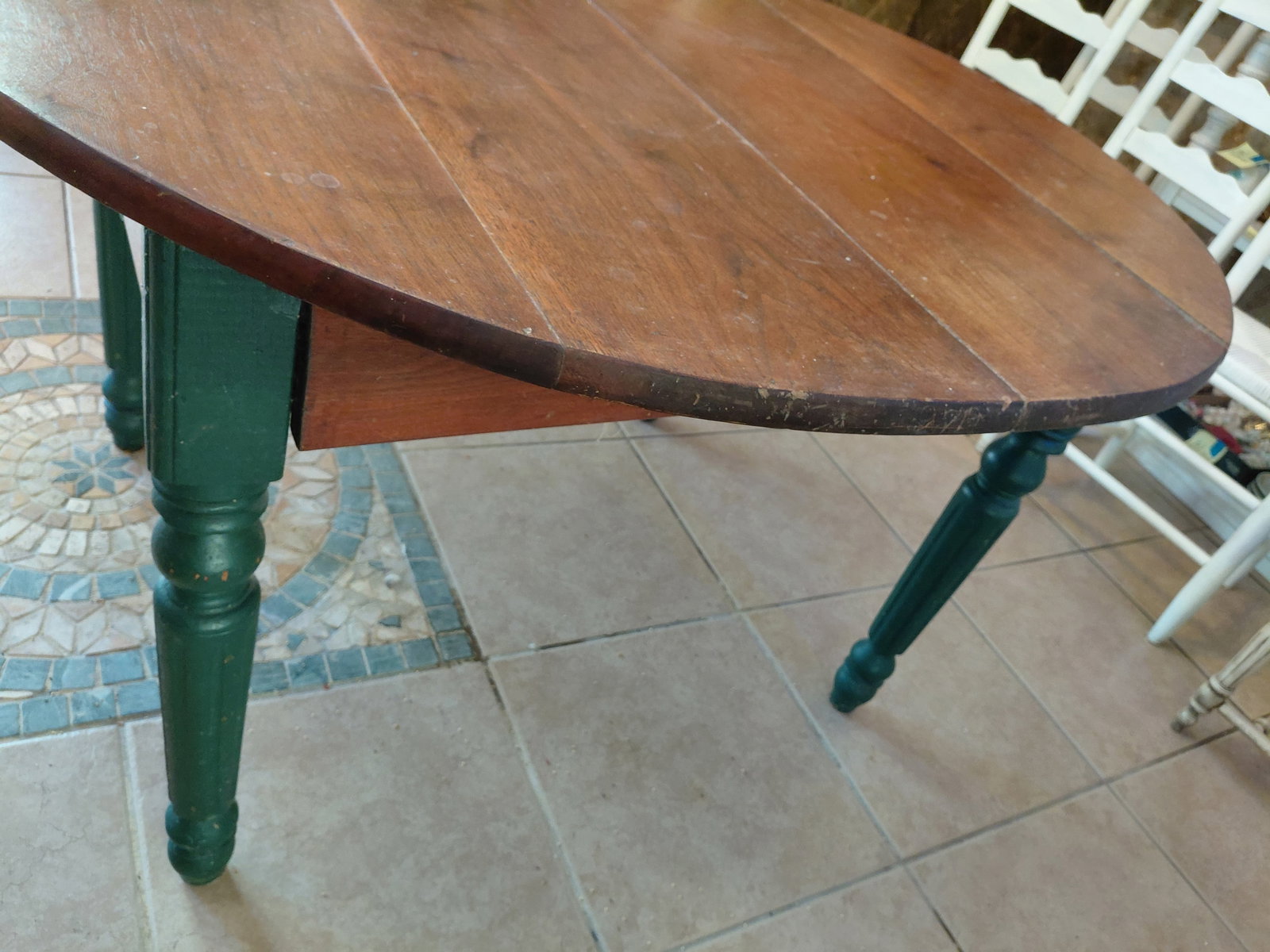Round Wood Farmhouse Style Table / No leaves - 8