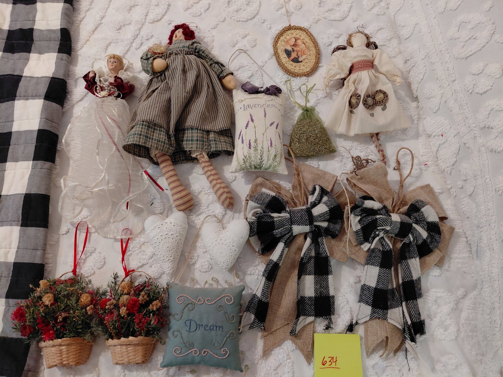 Decorative Lot as seen: Decorative Lot as seen
