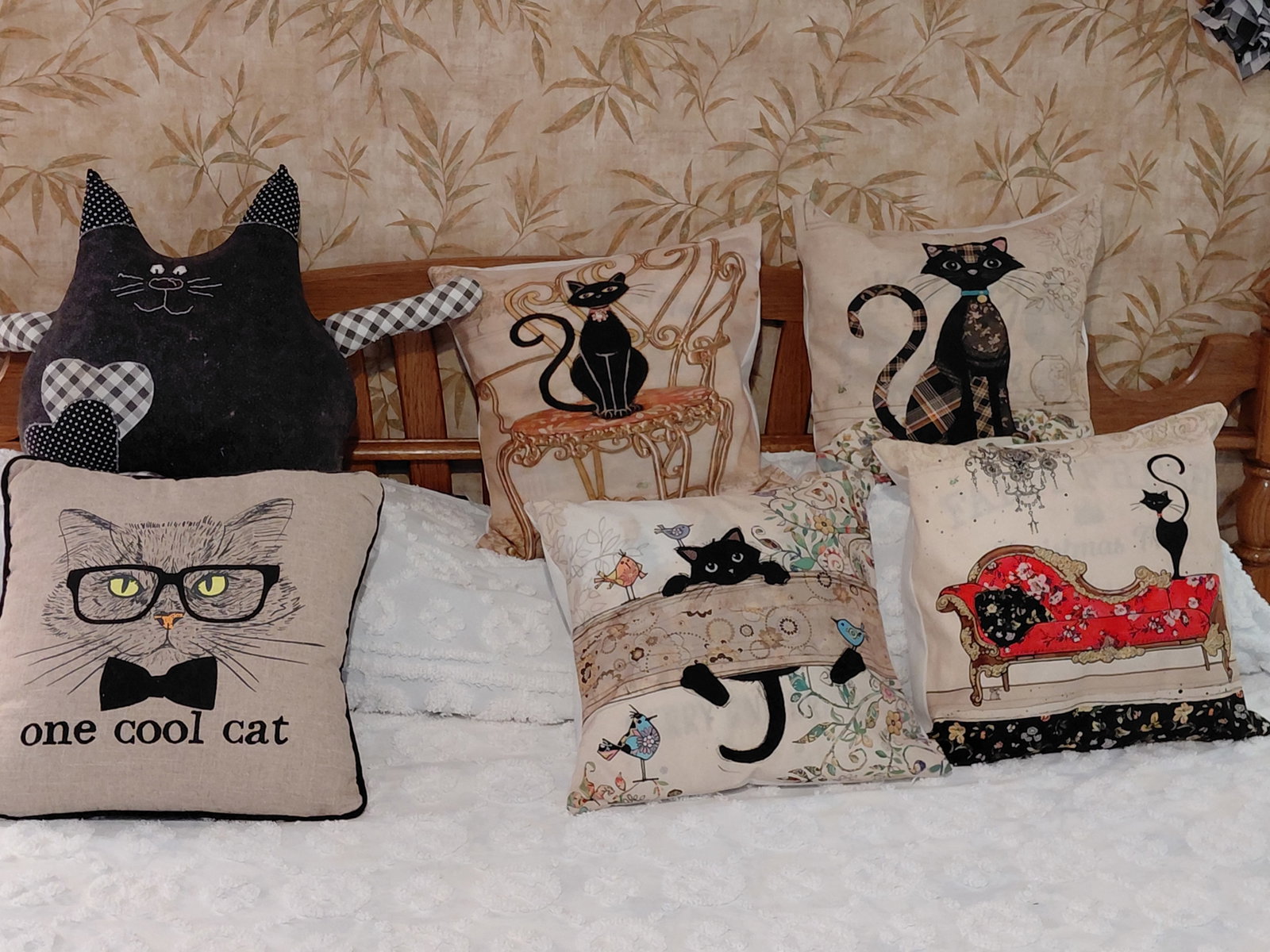 Large Lot of Cat Pillows: Large Lot of Cat Pillows