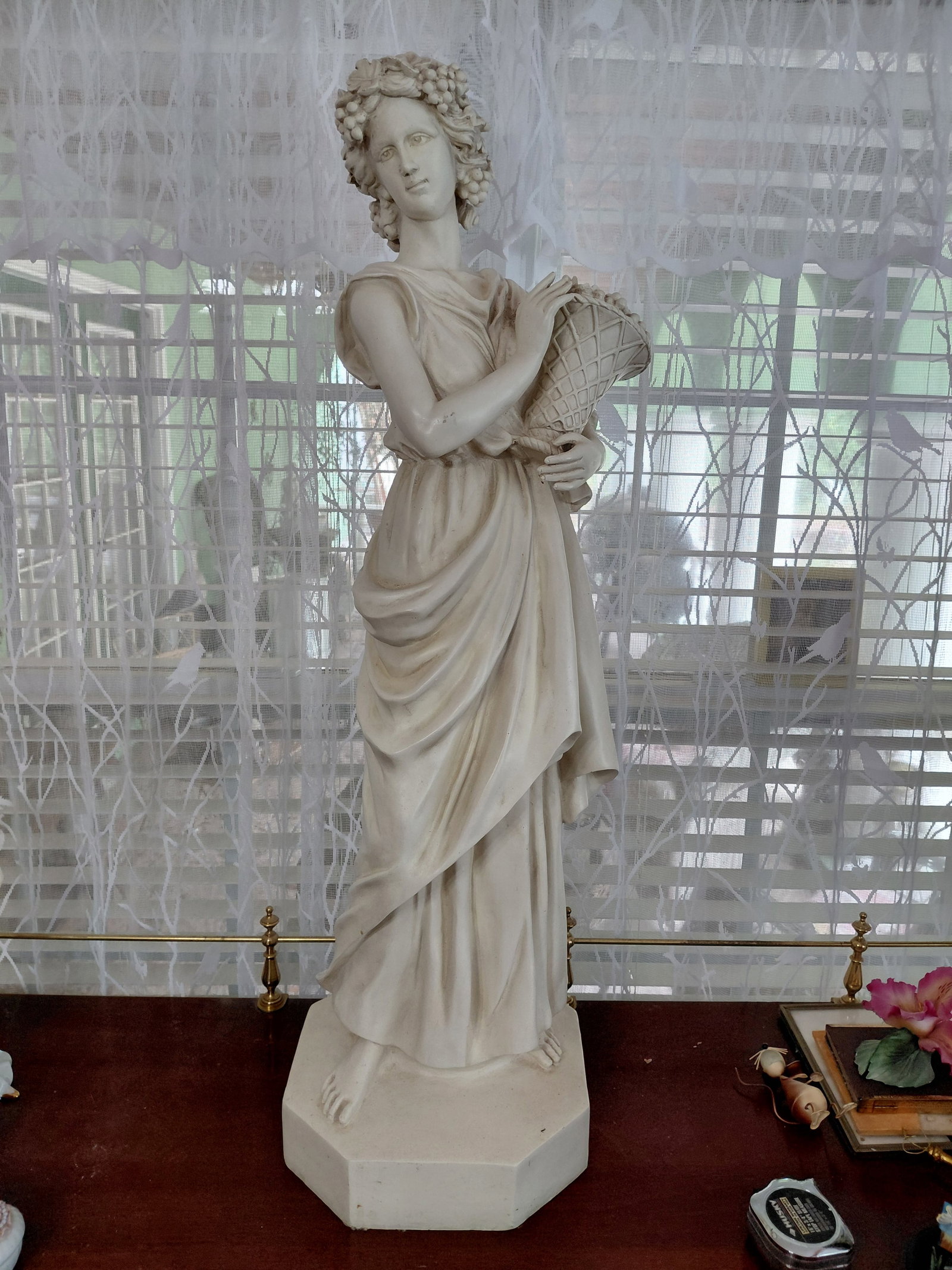 Large Roman Woman Statue / Resin (1 of 6)