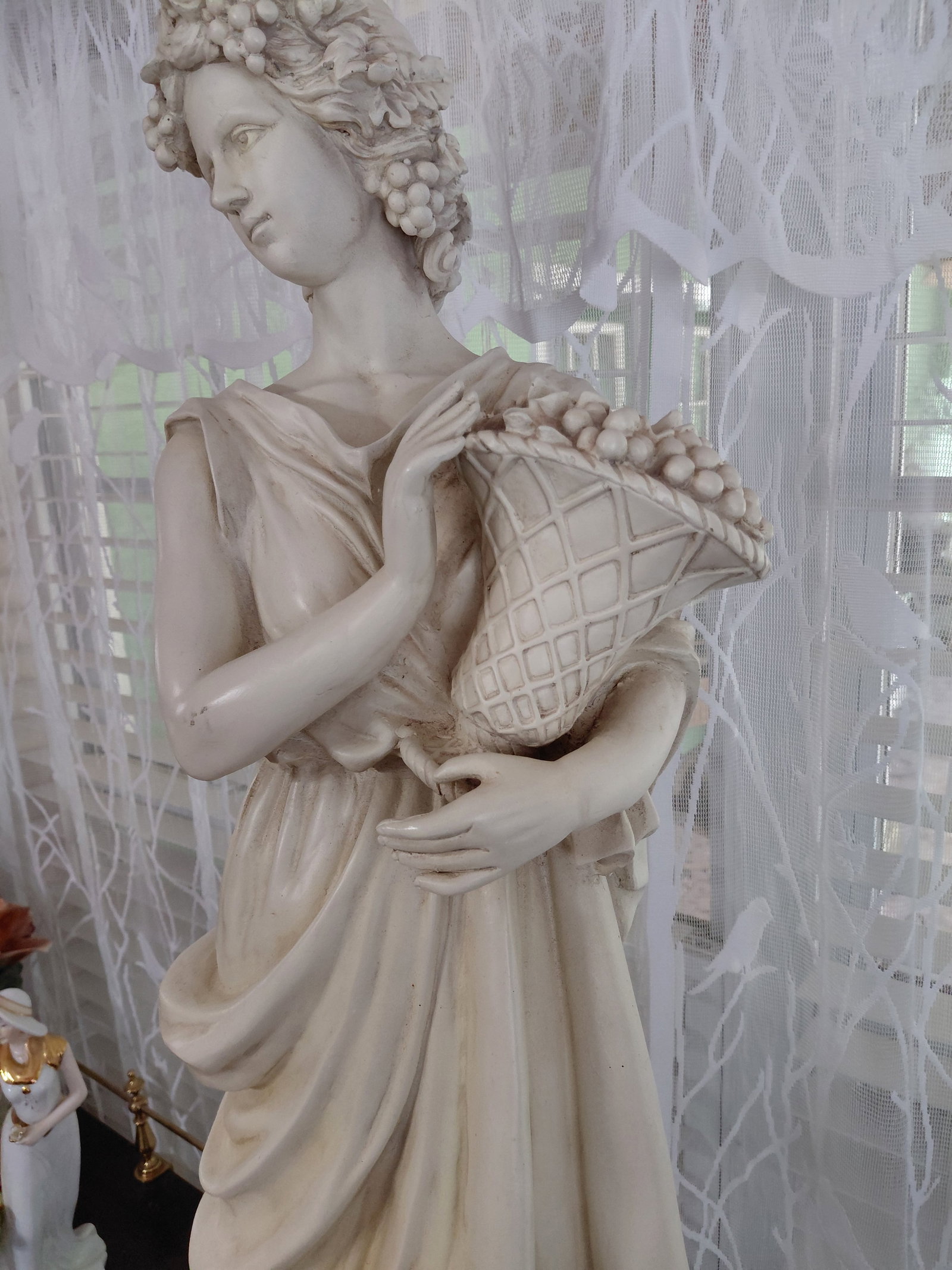 Large Roman Woman Statue / Resin - 4