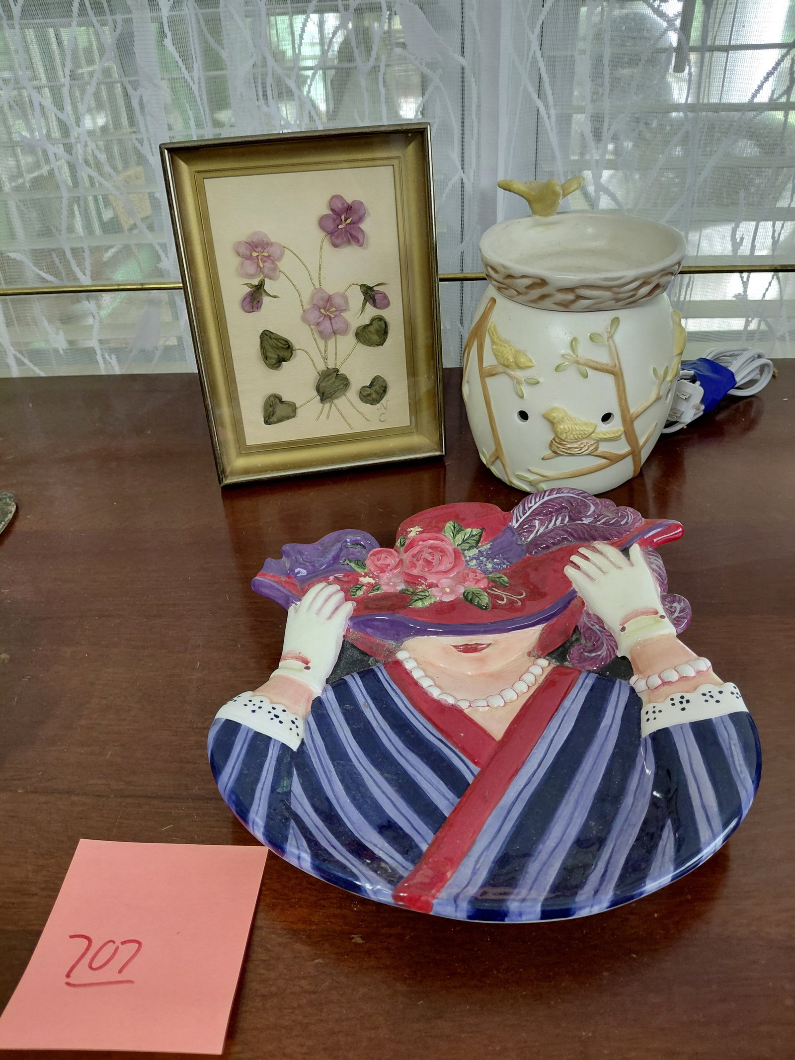 Mixed Lot Decorative items and Wax Warmer: Mixed Lot Decorative items and Wax Warmer
