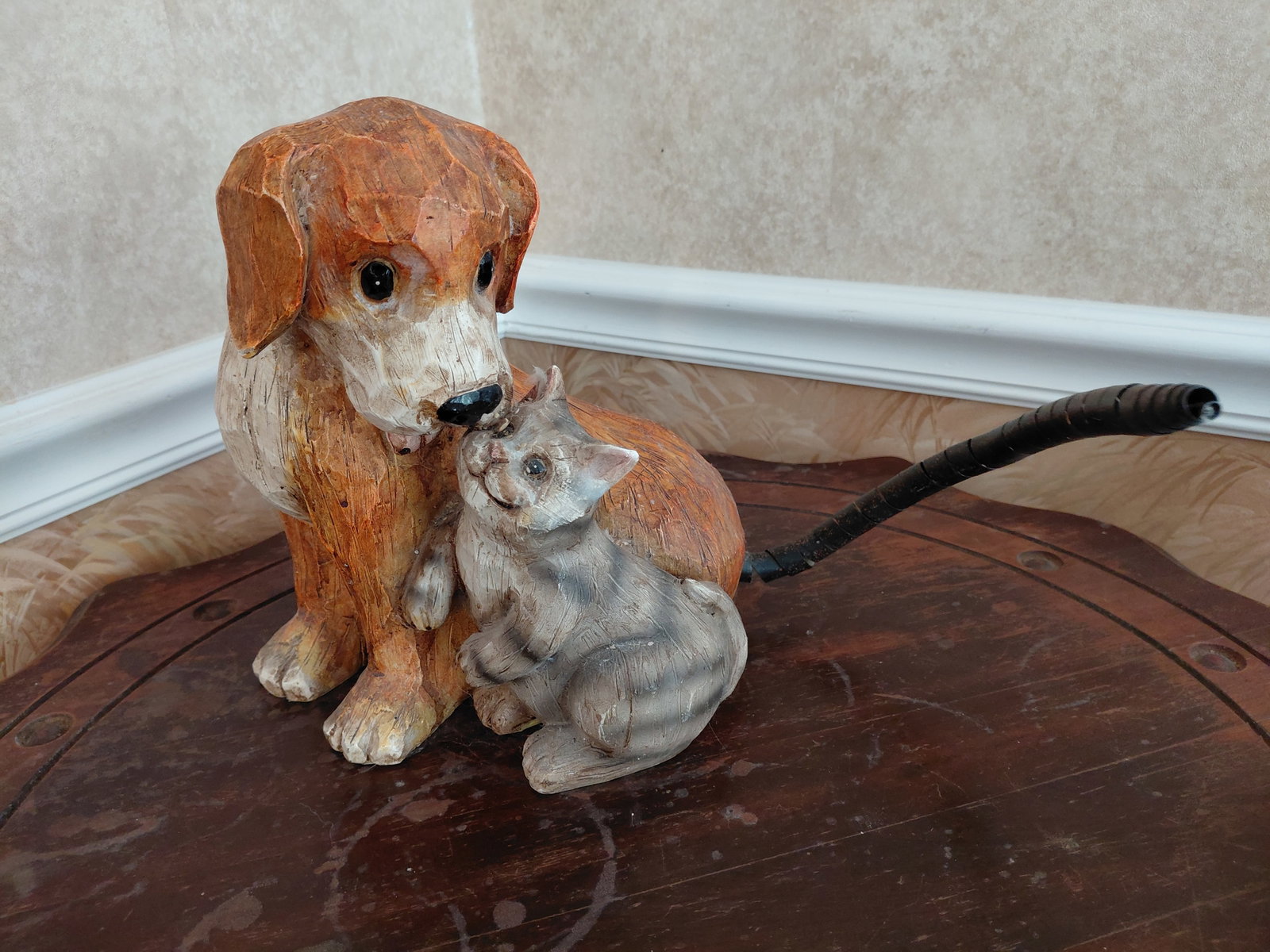 Resin Dog & Cat Statue with Metal Tail: Resin Dog & Cat Statue with Metal Tail