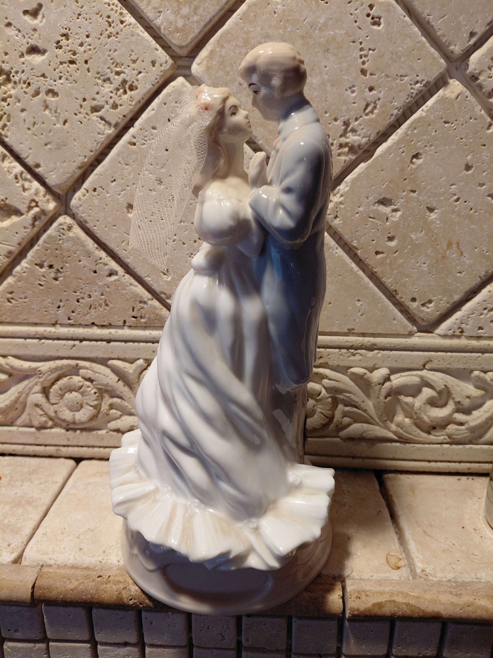 Musical Wedding Couple Figurine/ plays Weve only just begun / test works (1 of 4)