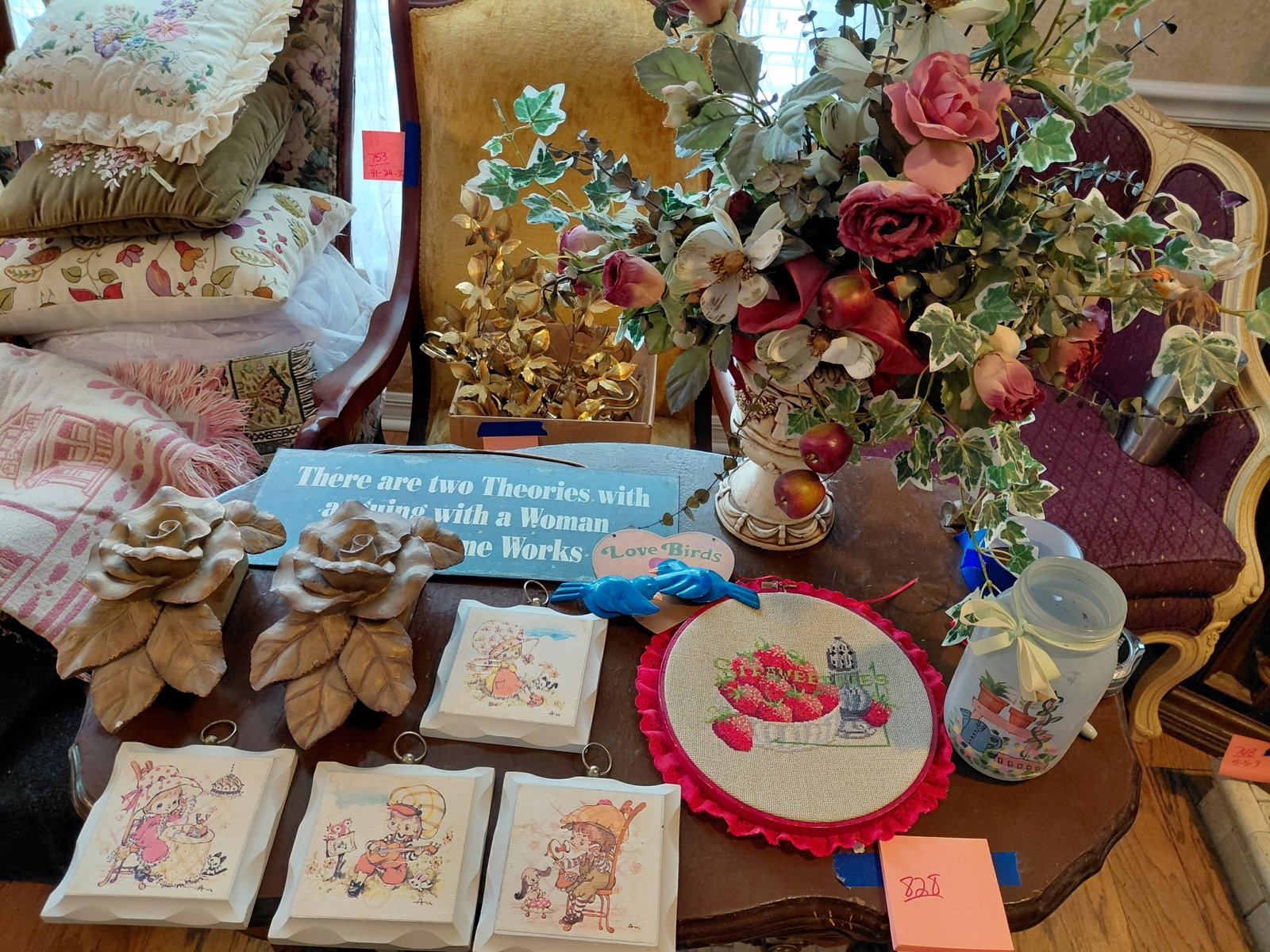 Large Mixed Lot of Decorative Items / As seen: Large Mixed Lot of Decorative Items / As seen