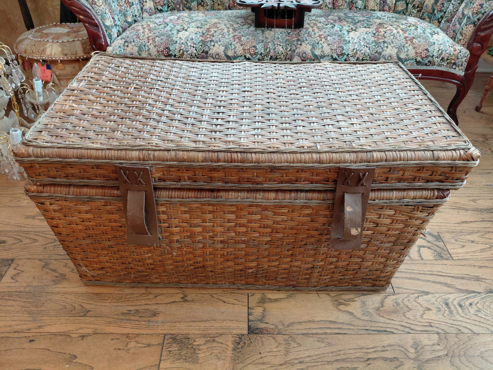 Large Wicker Trunk / Needs a good cleaning / as seen: Large Wicker Trunk / Needs a good cleaning / as seen