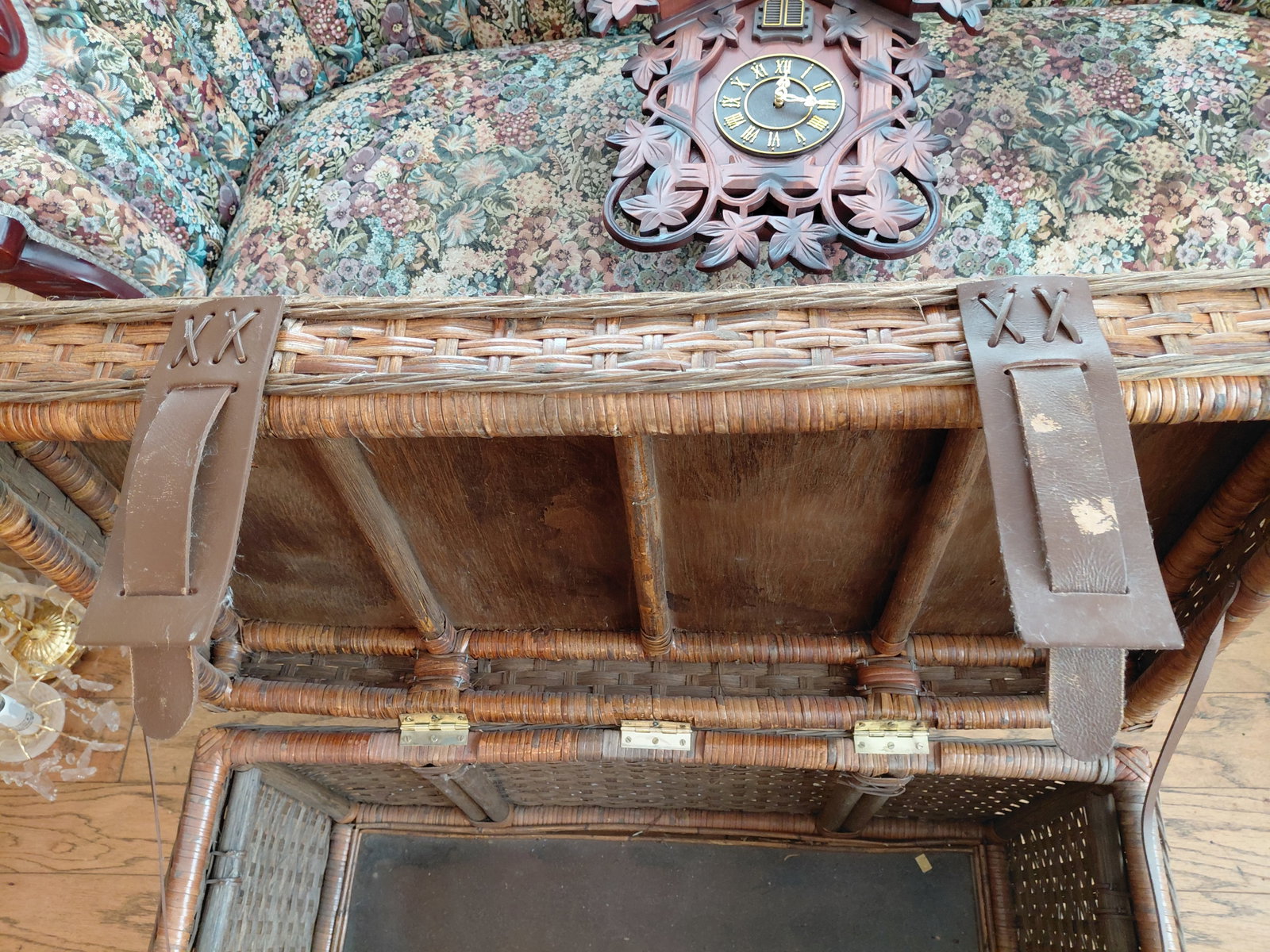 Large Wicker Trunk / Needs a good cleaning / as seen - 4