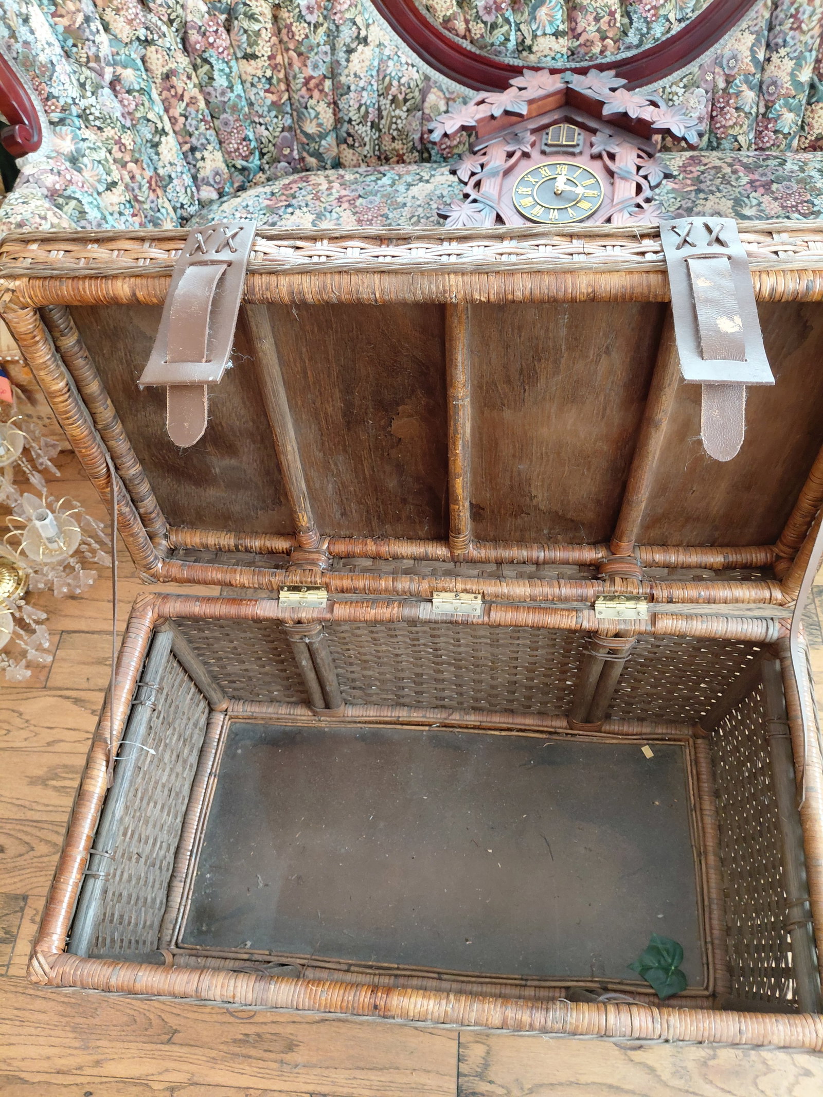 Large Wicker Trunk / Needs a good cleaning / as seen - 5