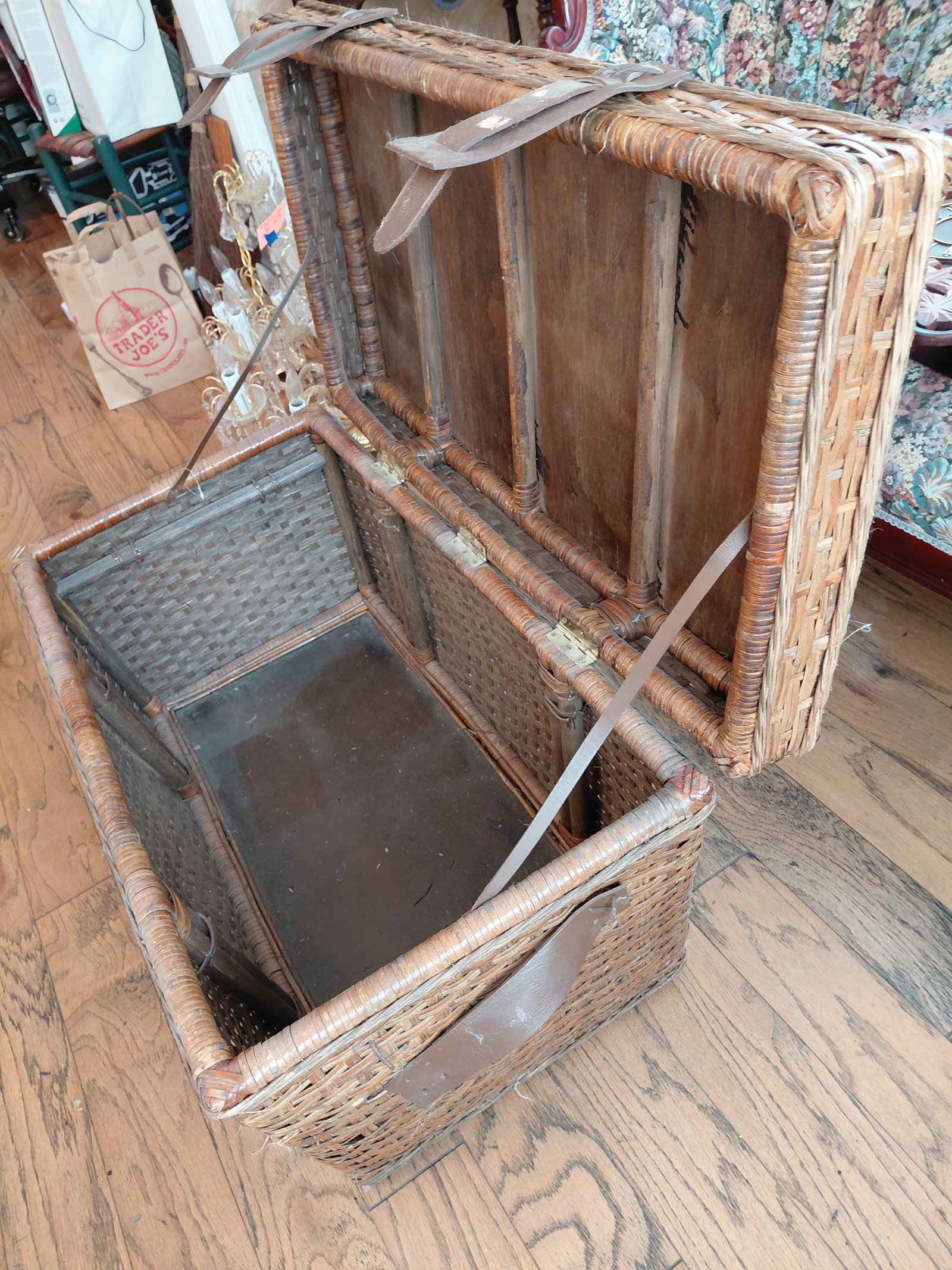 Large Wicker Trunk / Needs a good cleaning / as seen - 6