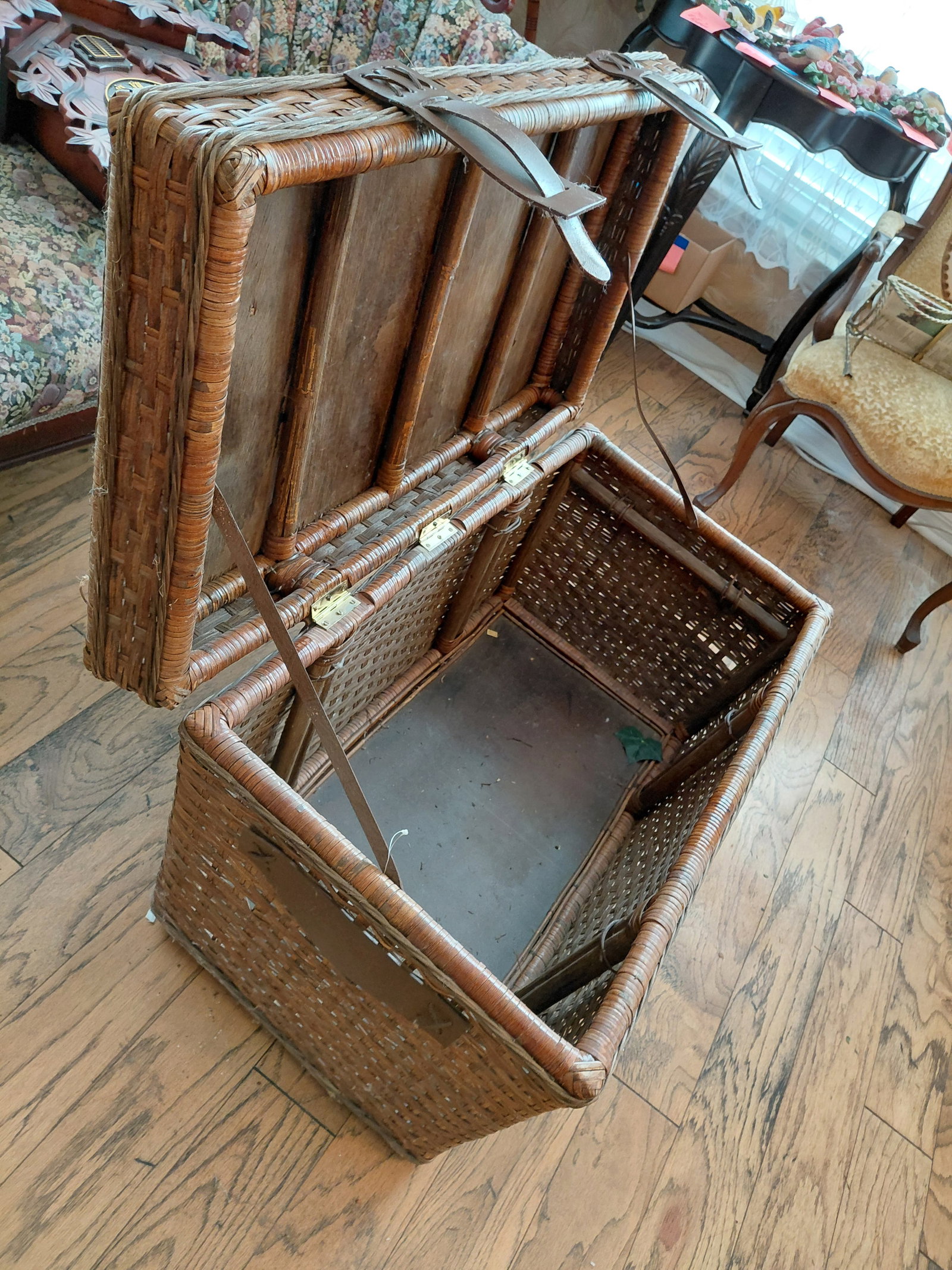 Large Wicker Trunk / Needs a good cleaning / as seen - 7