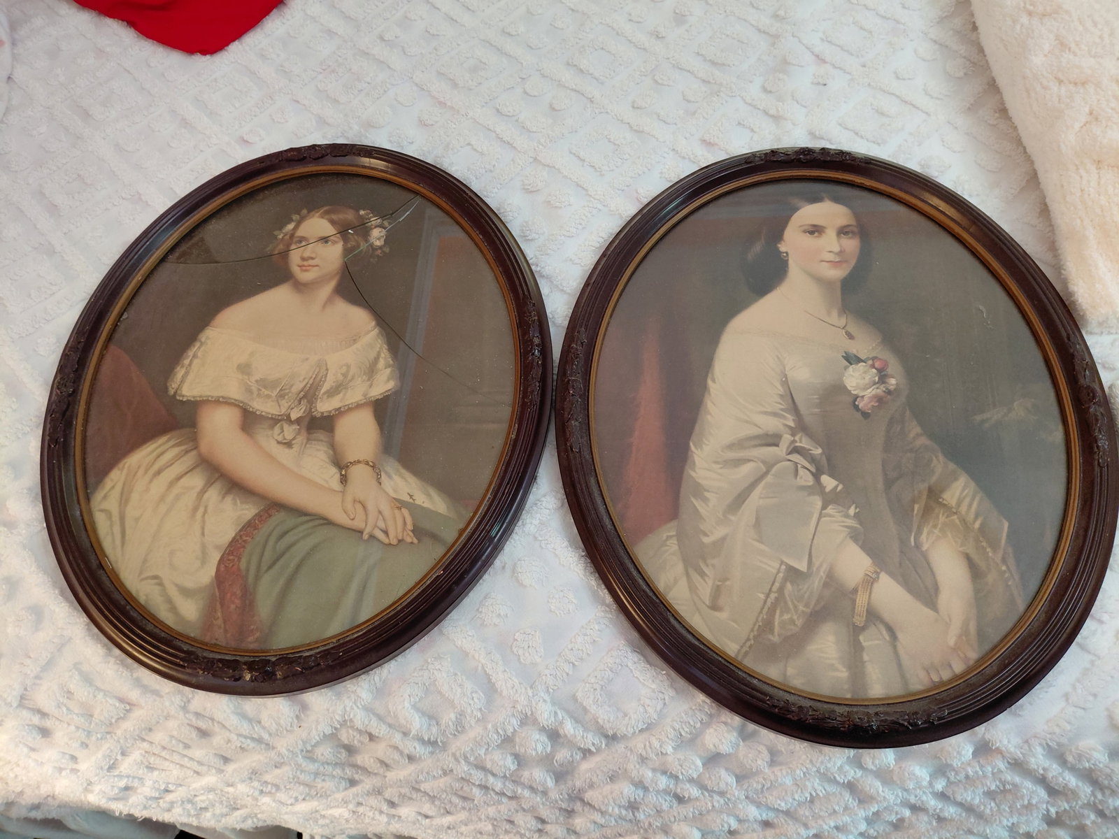 Pair of 2 Large Oval Victorian Prints / condition issue with broken glass on one as seen: Pair of 2 Large Oval Victorian Prints / condition issue with broken glass on one as seen