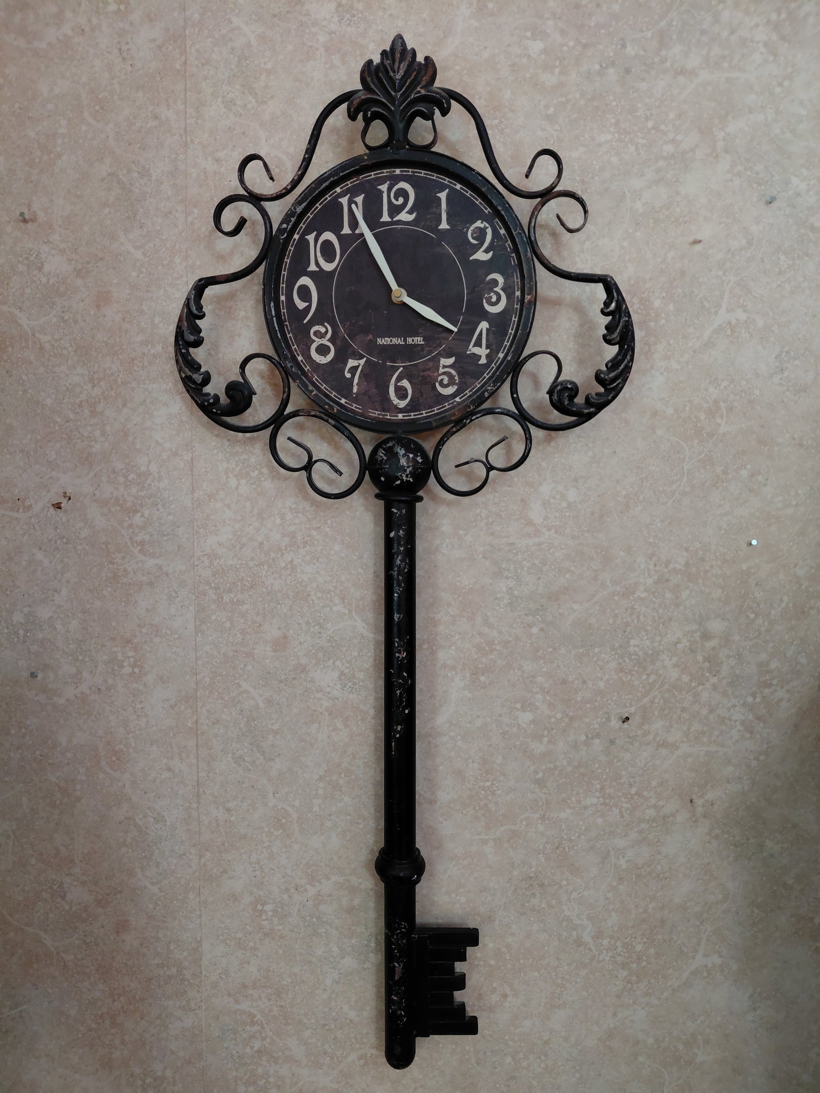 Large Metal Key Clock: Large Metal Key Clock