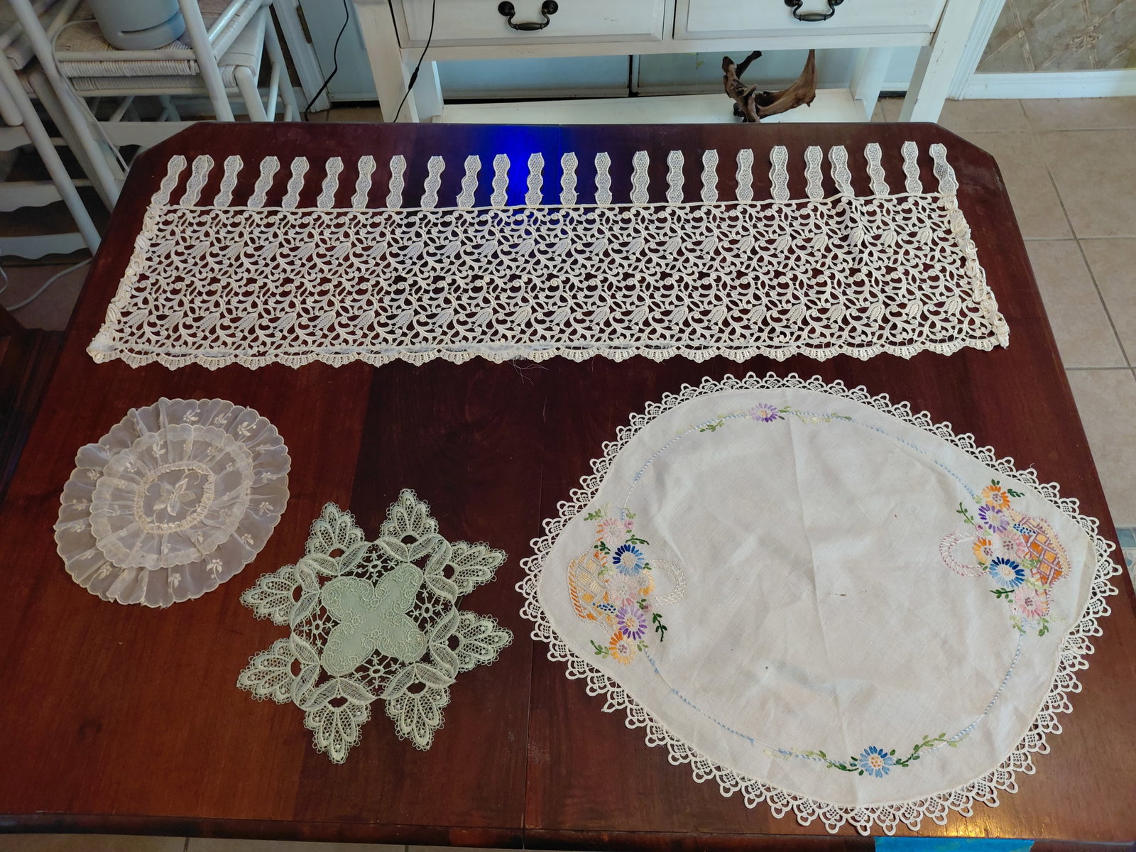 Lot of Embroidery and Crouchette / As seen: Lot of Embroidery and Crouchette / As seen