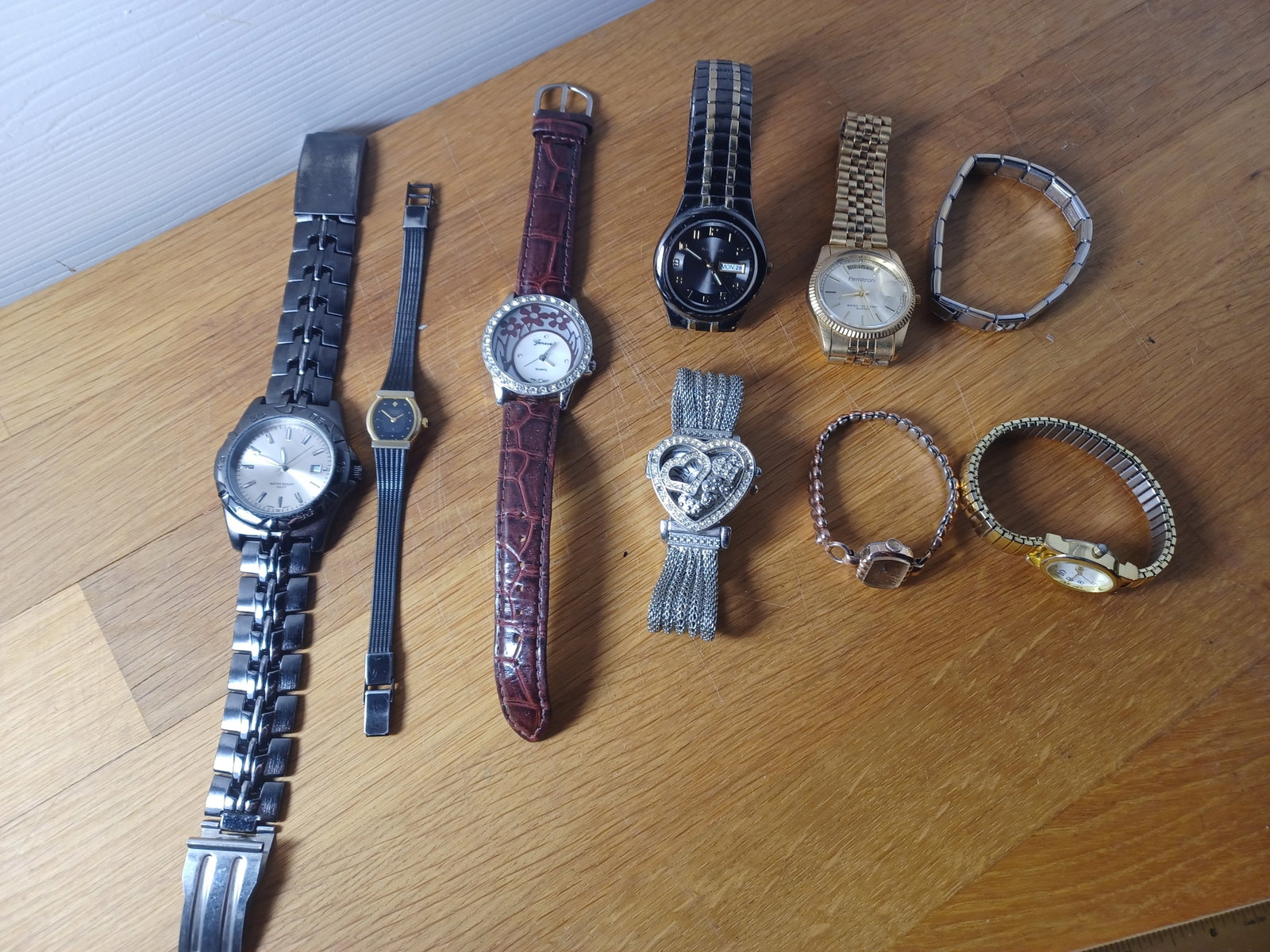 Lot of Watches / Not working need batteries: Lot of Watches / Not working need batteries