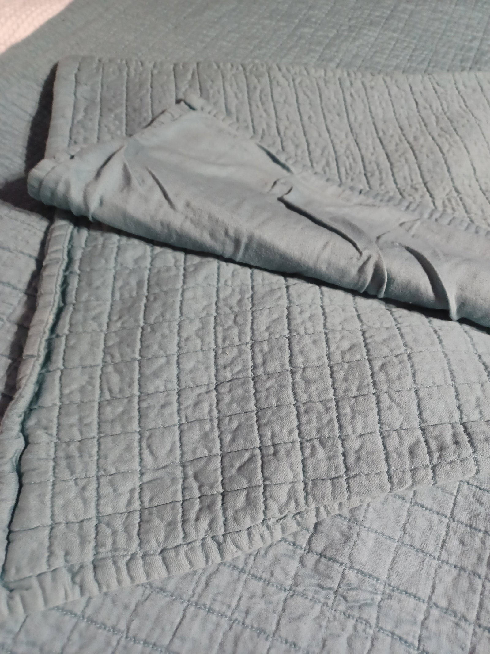 Quilted Bead Spread with 2 Sham Covers / 92 x 102 - 4