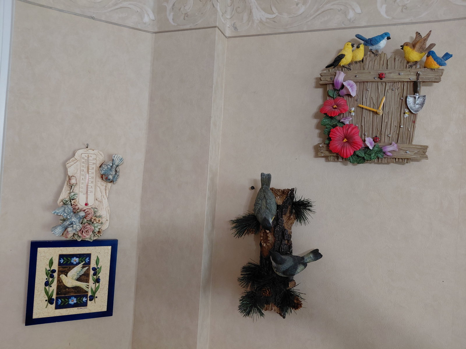 Lot of Bird Decoration / Clock untested with damage on back as seen: Lot of Bird Decoration / Clock untested with damage on back as seen