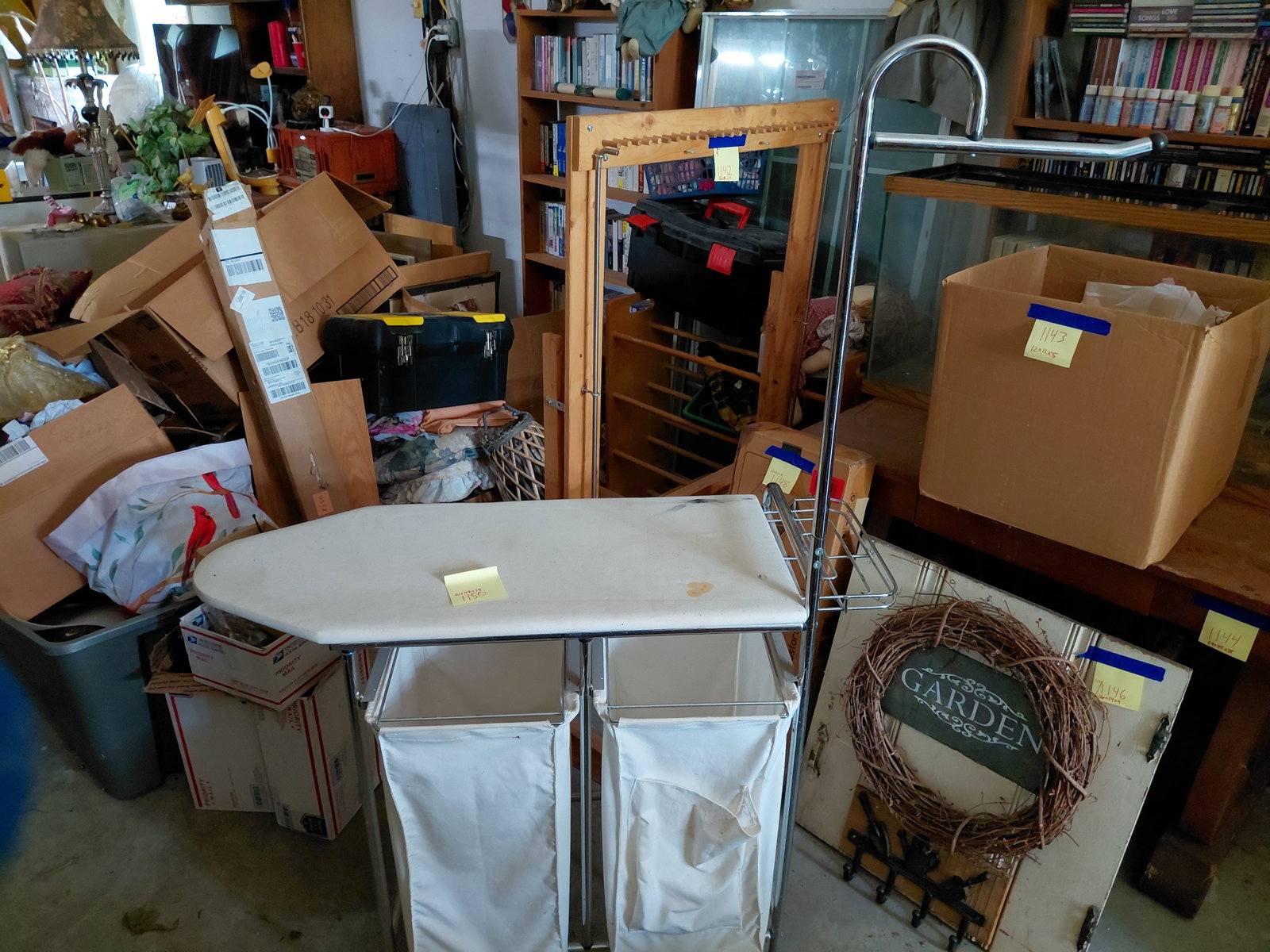 Laundry Cart / Bin / needs good cleaning (1 of 8)