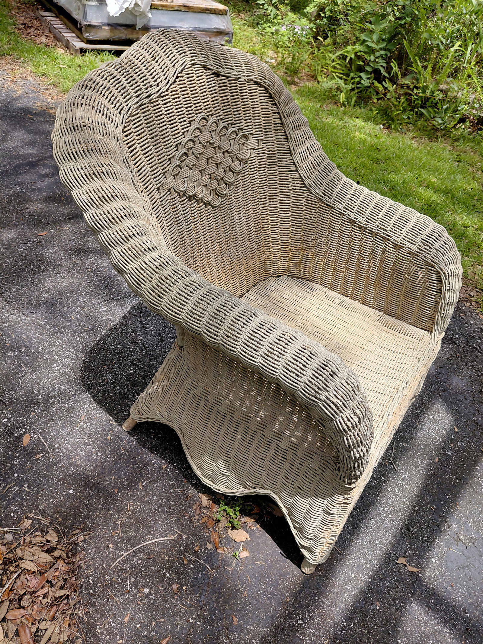 Large Vintage Wicker Chair / needs repainted - 3