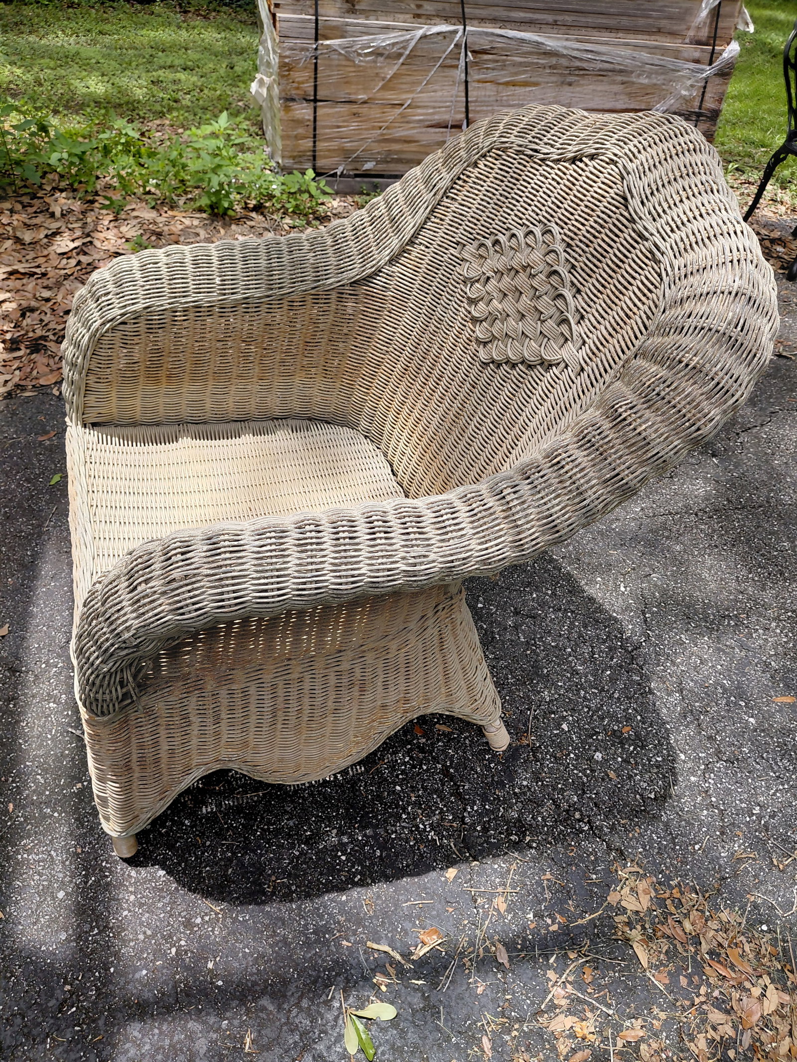 Large Vintage Wicker Chair / needs repainted - 4