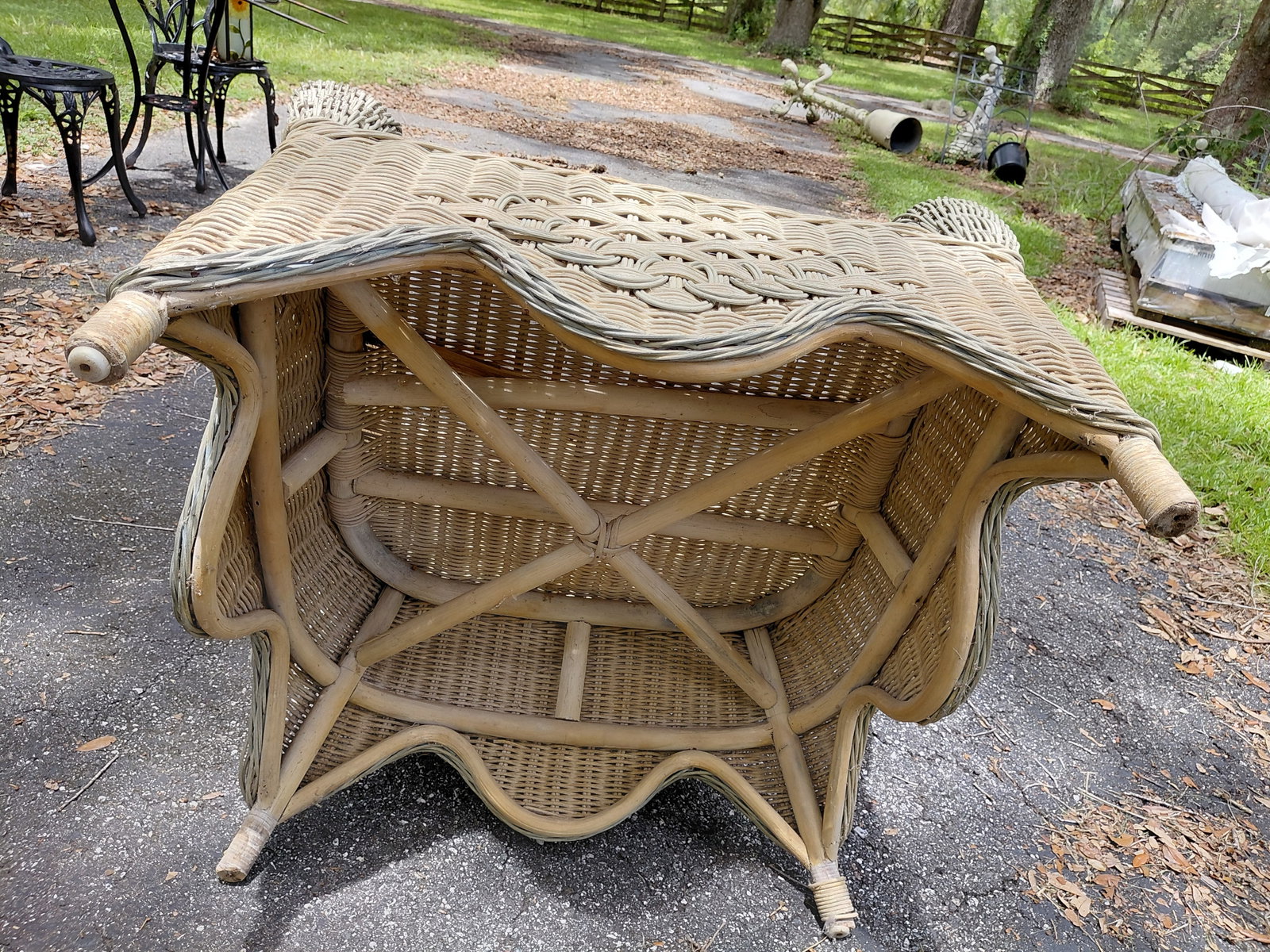 Large Vintage Wicker Chair / needs repainted - 6