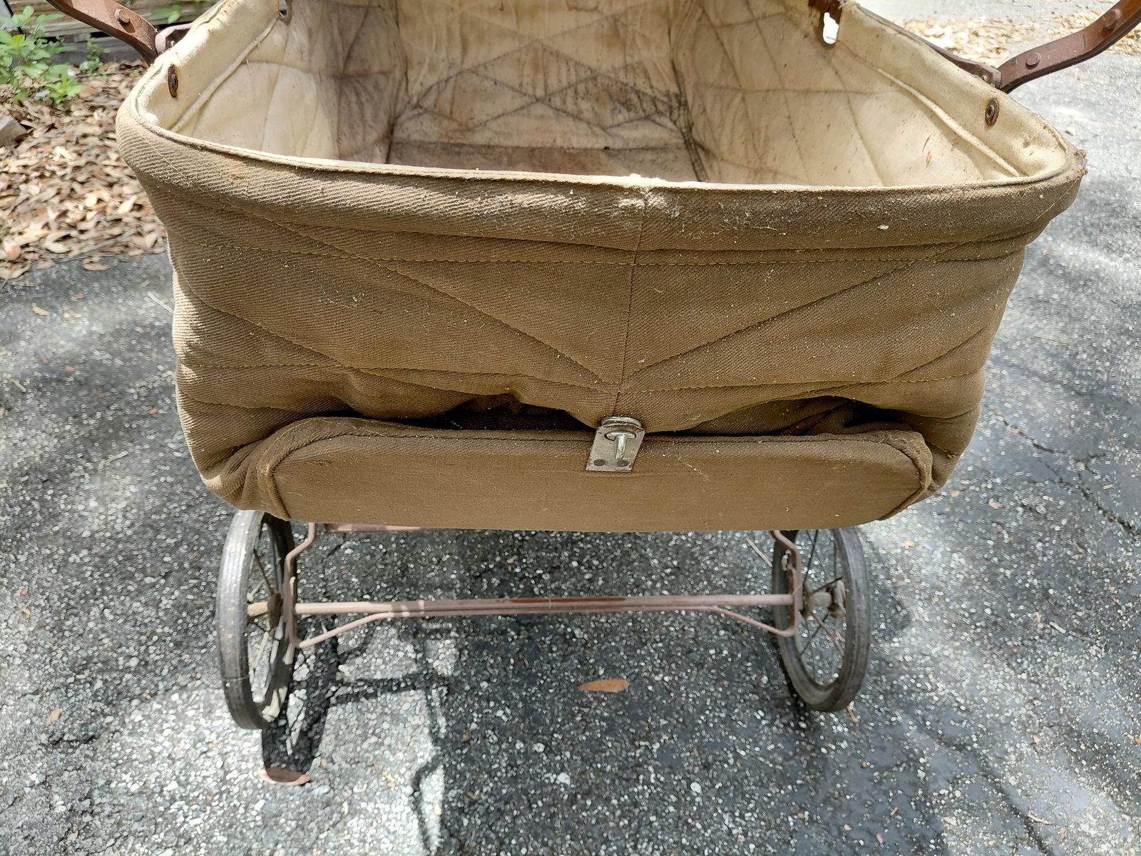 Vintage Baby Stroller / folds up for storage / needs a good cleaning - 10