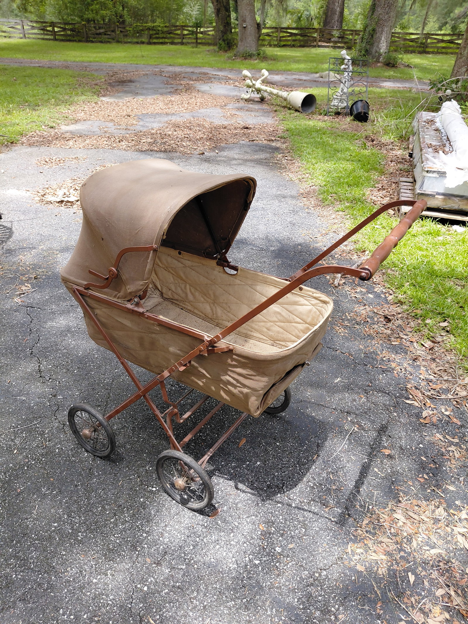 Vintage Baby Stroller / folds up for storage / needs a good cleaning (1 of 10)