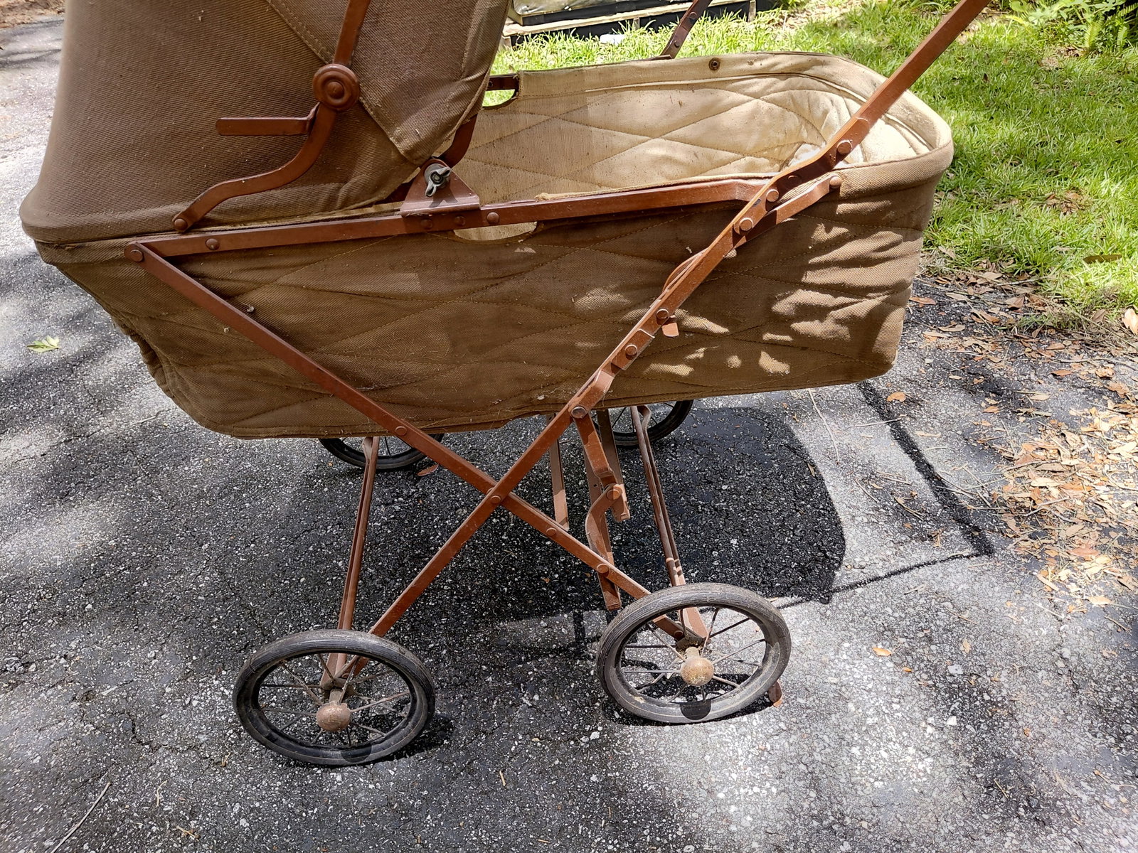 Vintage Baby Stroller / folds up for storage / needs a good cleaning - 3