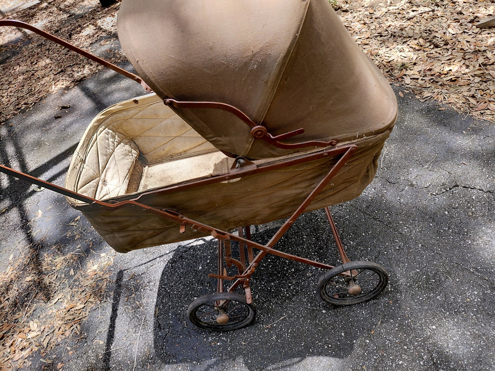Vintage Baby Stroller / folds up for storage / needs a good cleaning - 4
