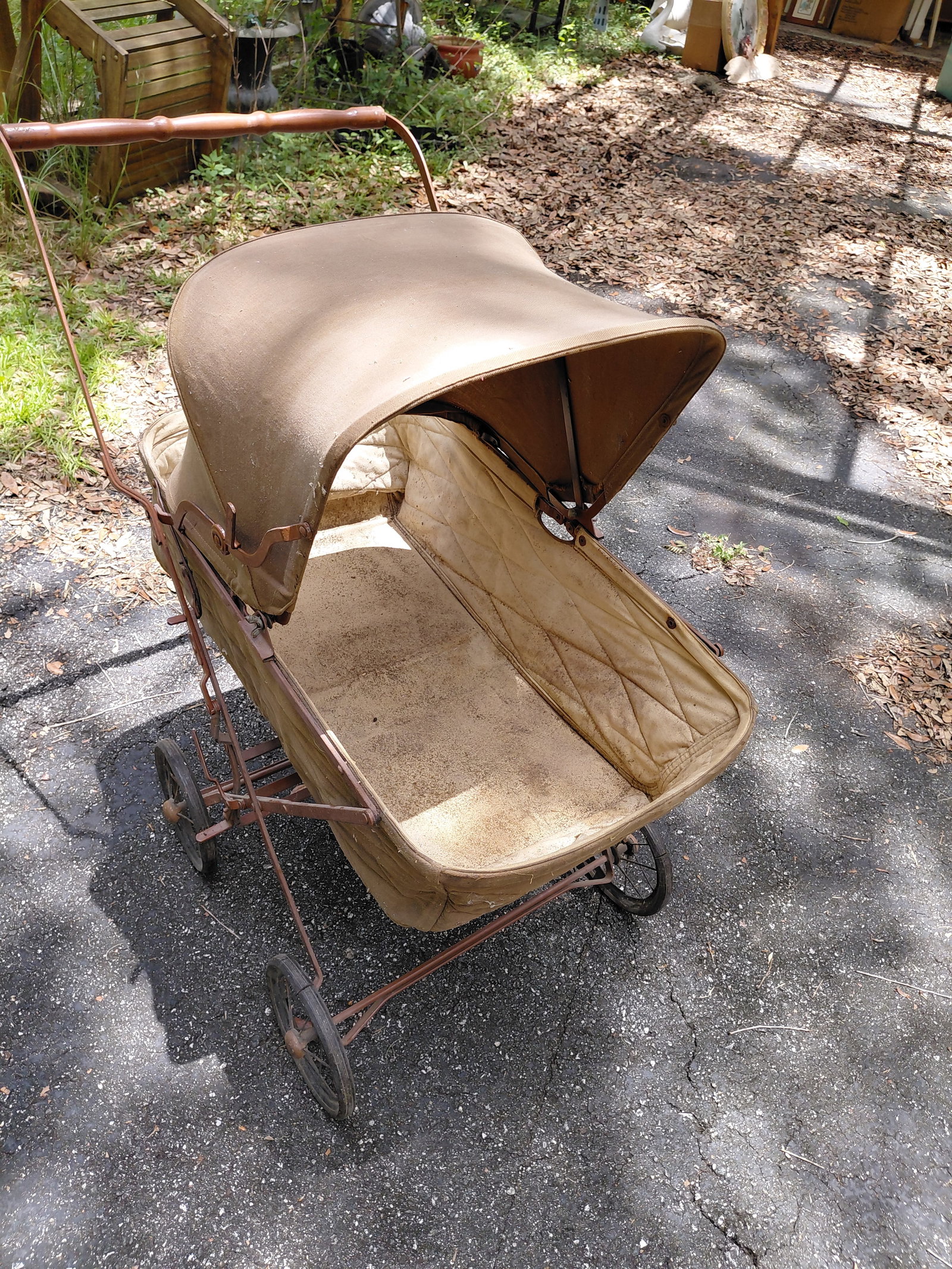 Vintage Baby Stroller / folds up for storage / needs a good cleaning - 6