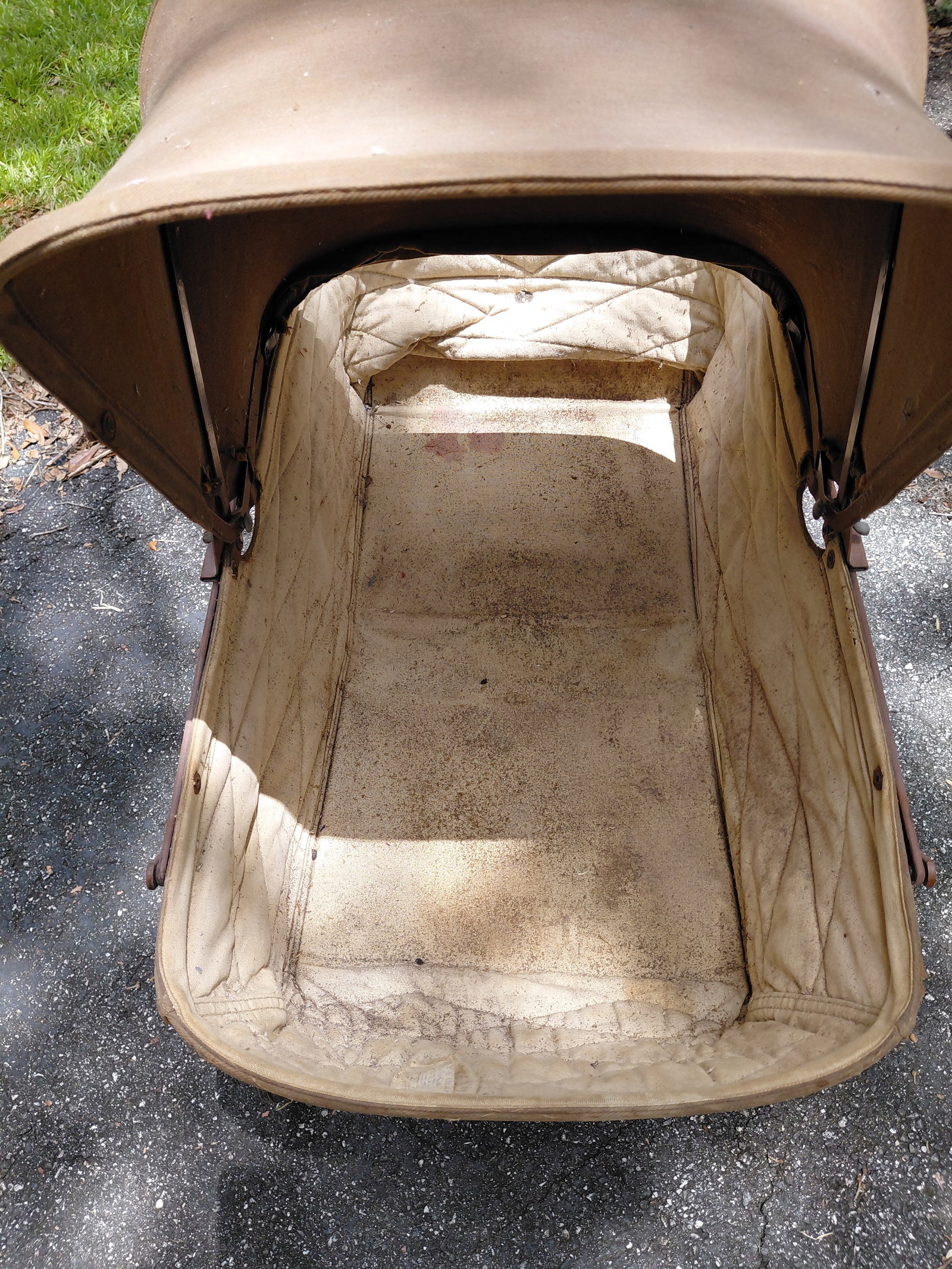 Vintage Baby Stroller / folds up for storage / needs a good cleaning - 7