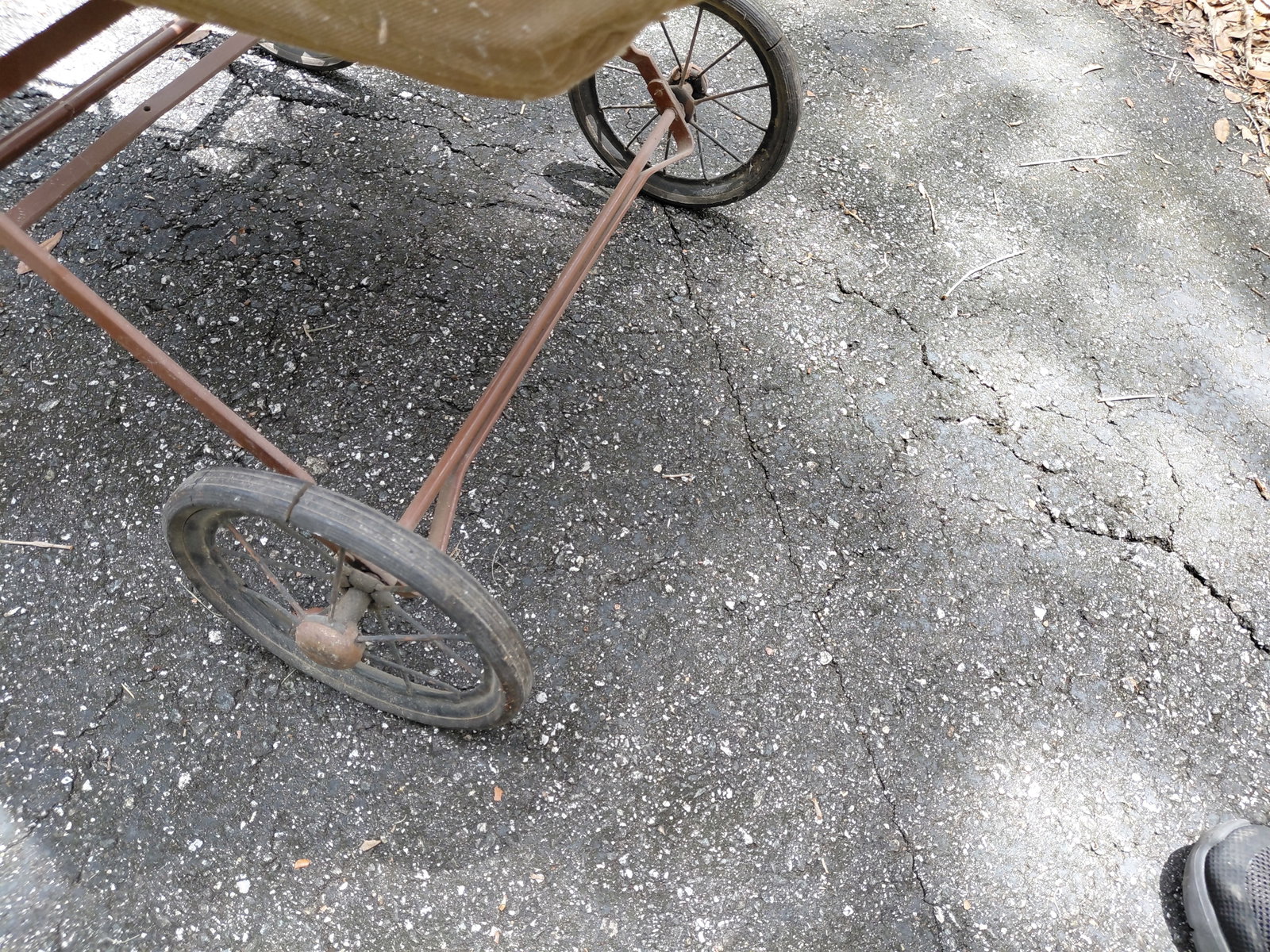 Vintage Baby Stroller / folds up for storage / needs a good cleaning - 9