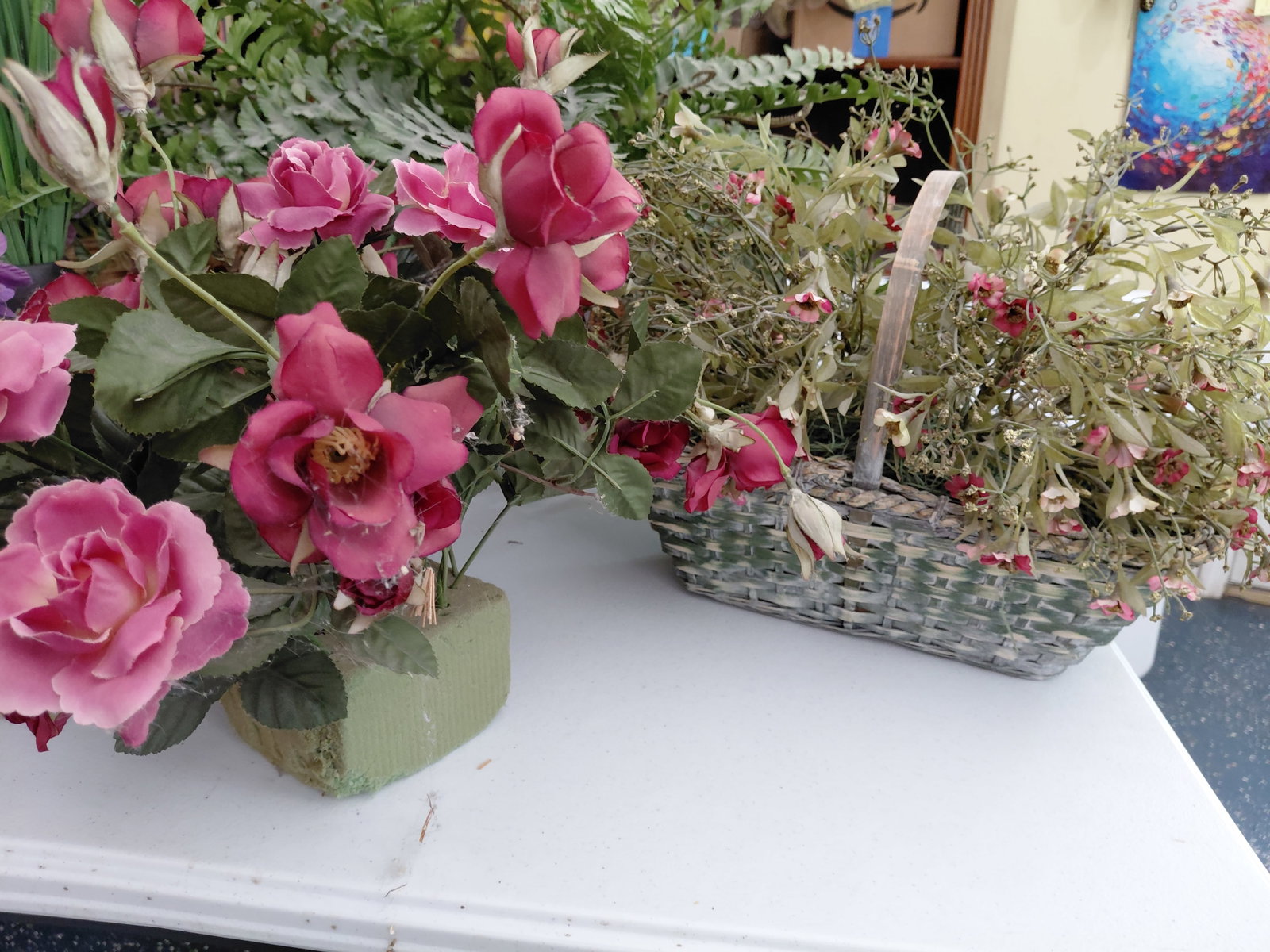 Large Floral Lot / All seen on Table Top - 5