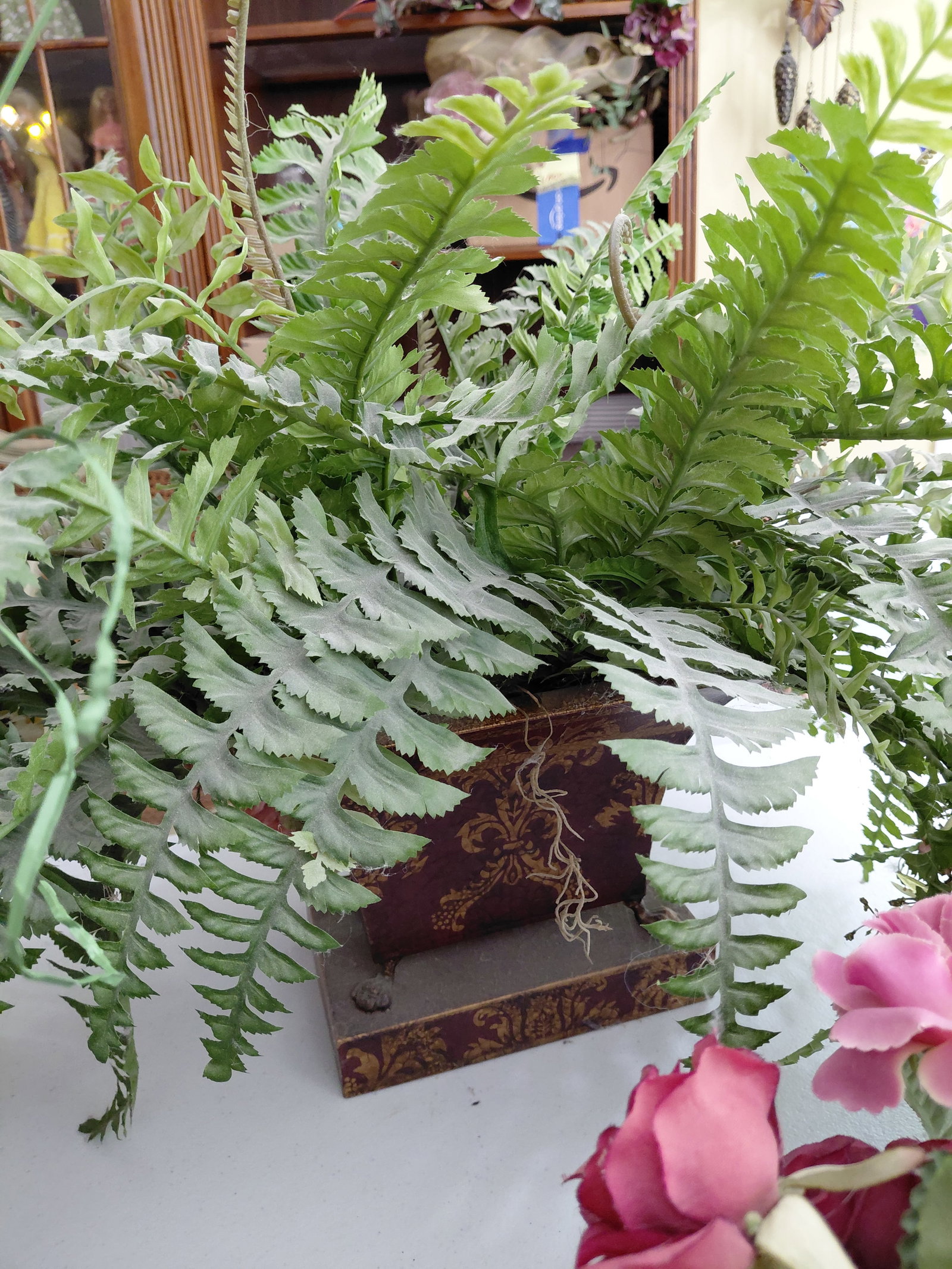 Large Floral Lot / All seen on Table Top - 6